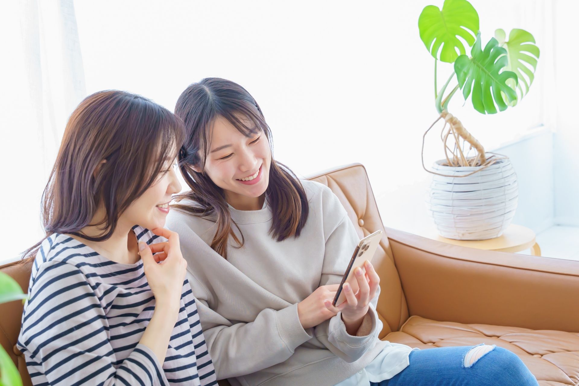 二人暮らしの初期費用を節約して家具と家電を注文する姉妹
