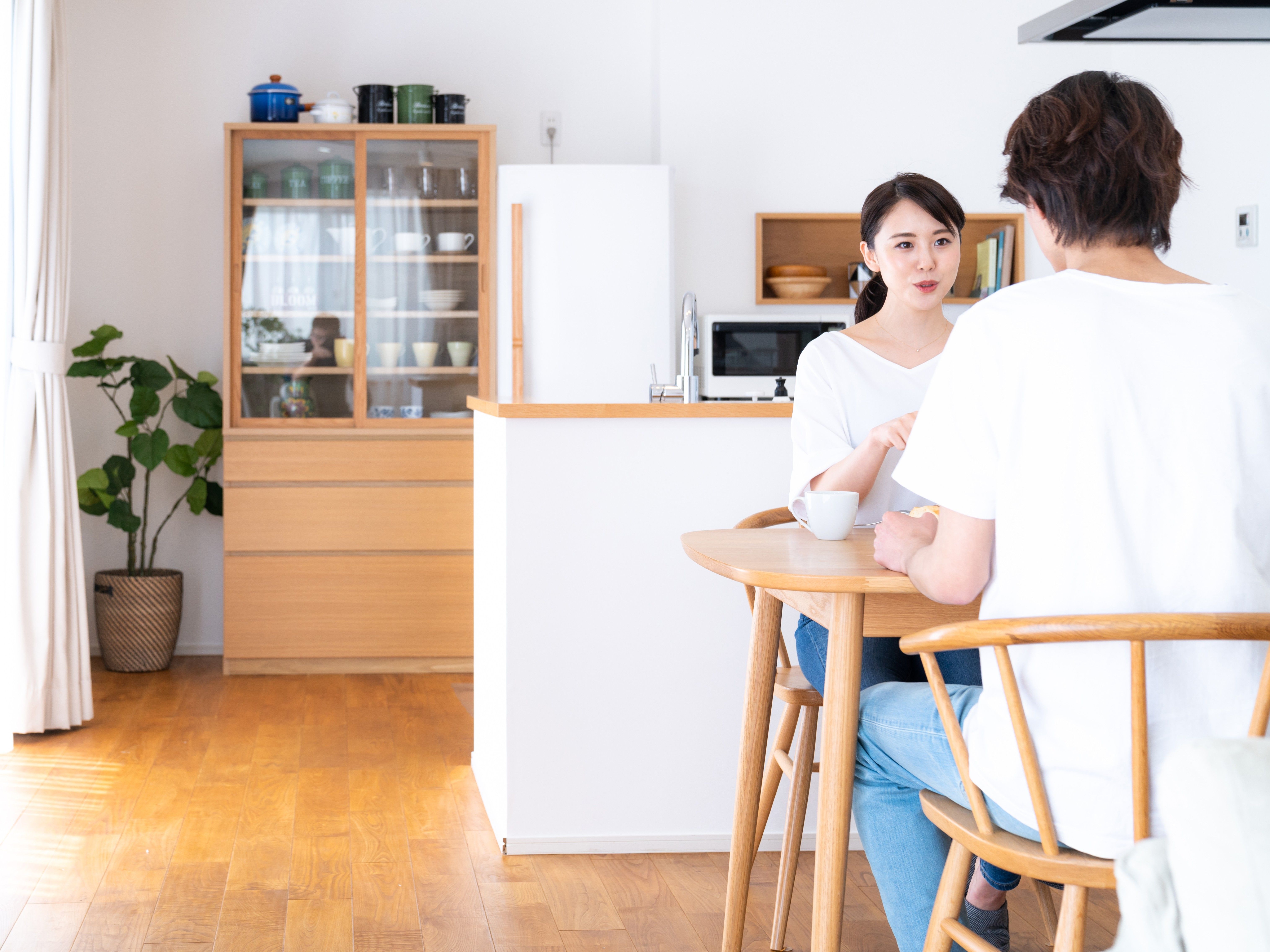 二人暮らしの初期費用を抑えてゆとりある暮らしをする男女