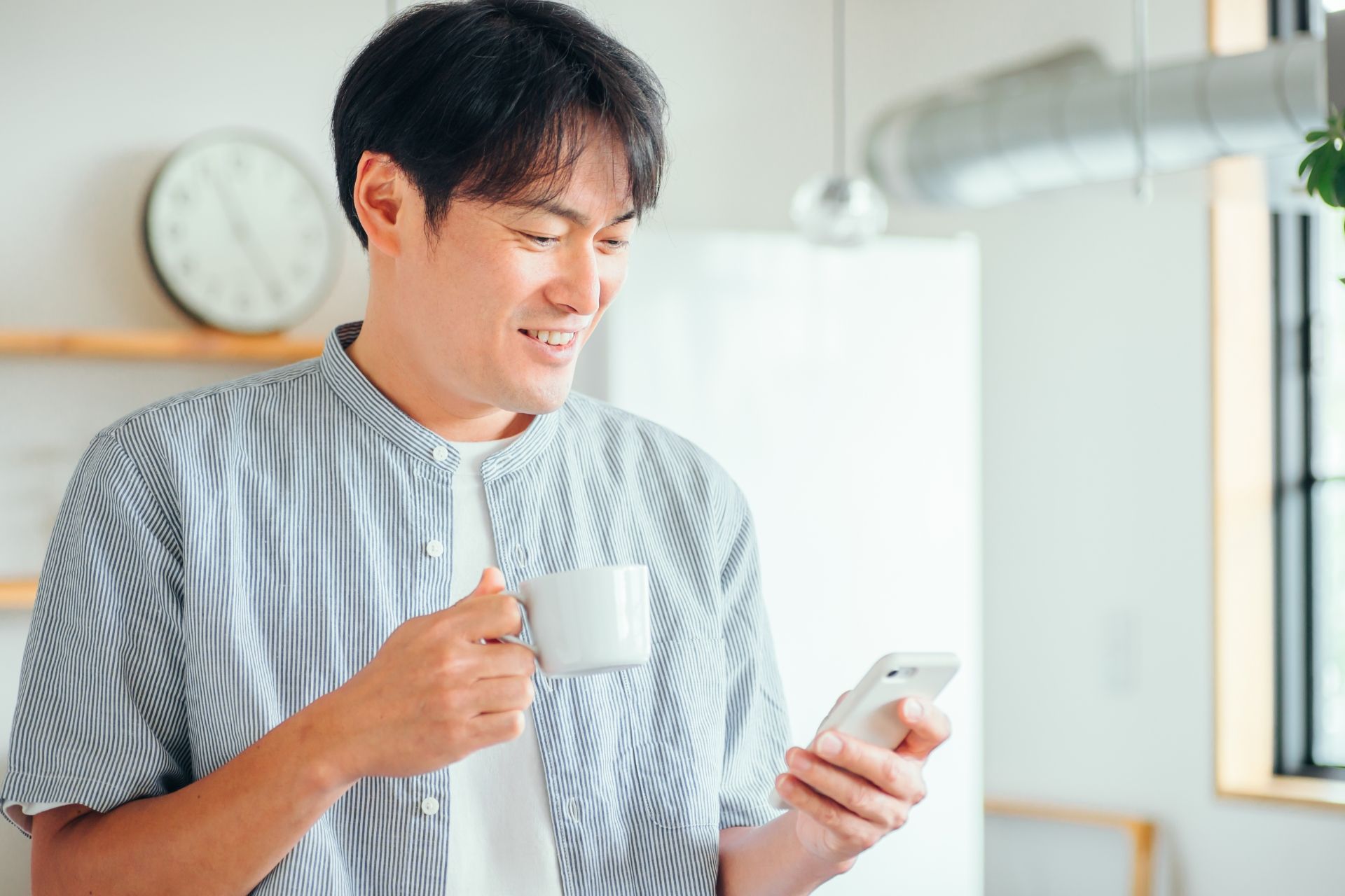 交換や返却もラクラクな家具のレンタルサブスククラスを利用する男性