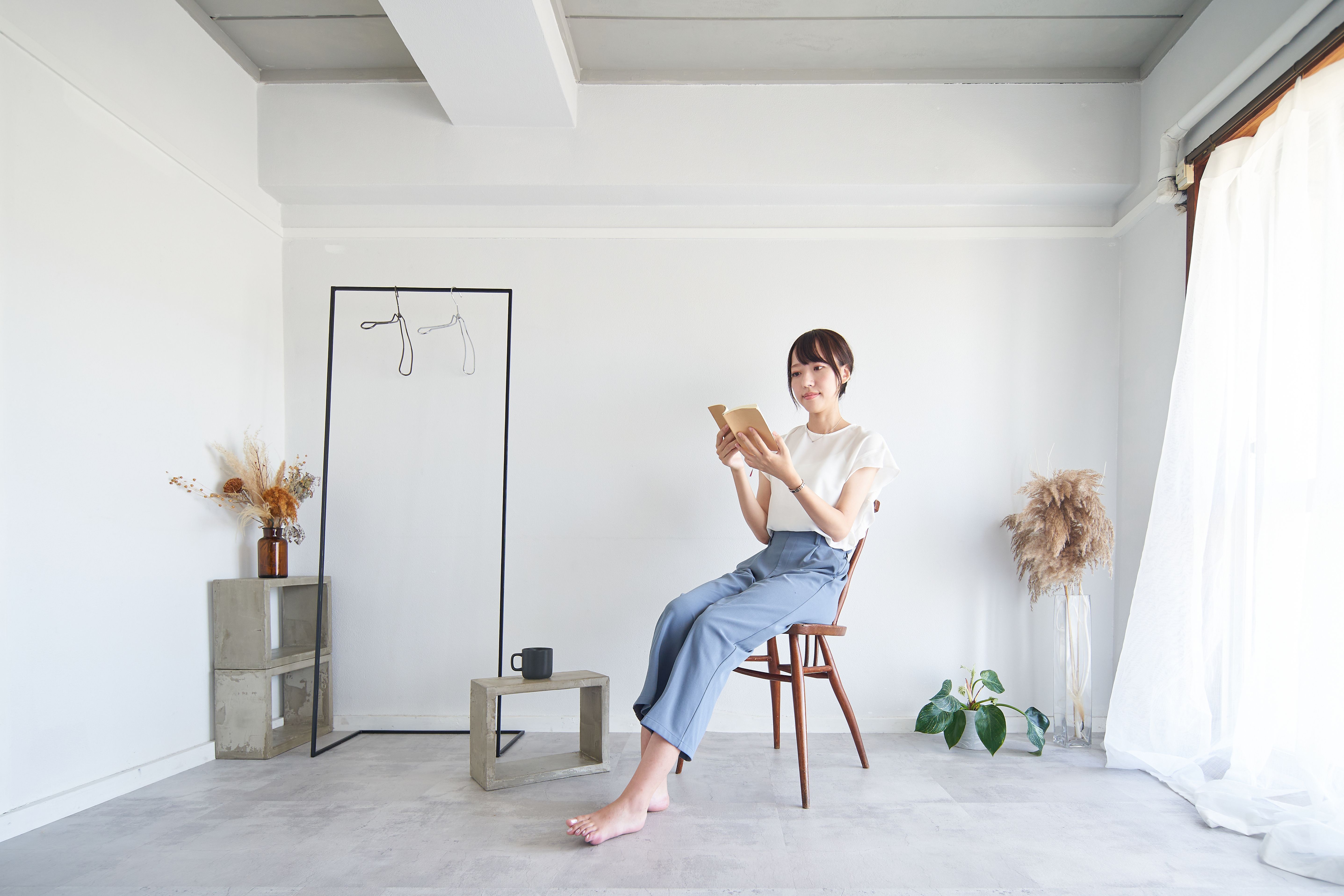  おしゃれ女性ミニマリストの部屋