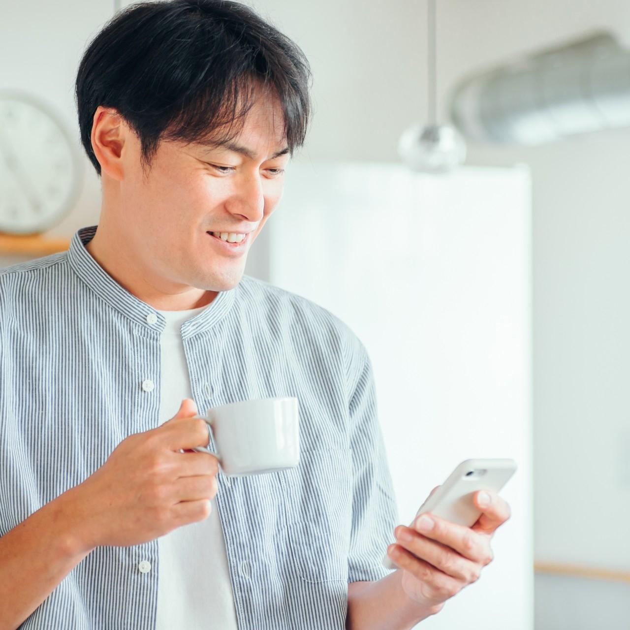 注文・借り換え・返却もスマホでラクな家電のレンタル・サブスクを利用する男性