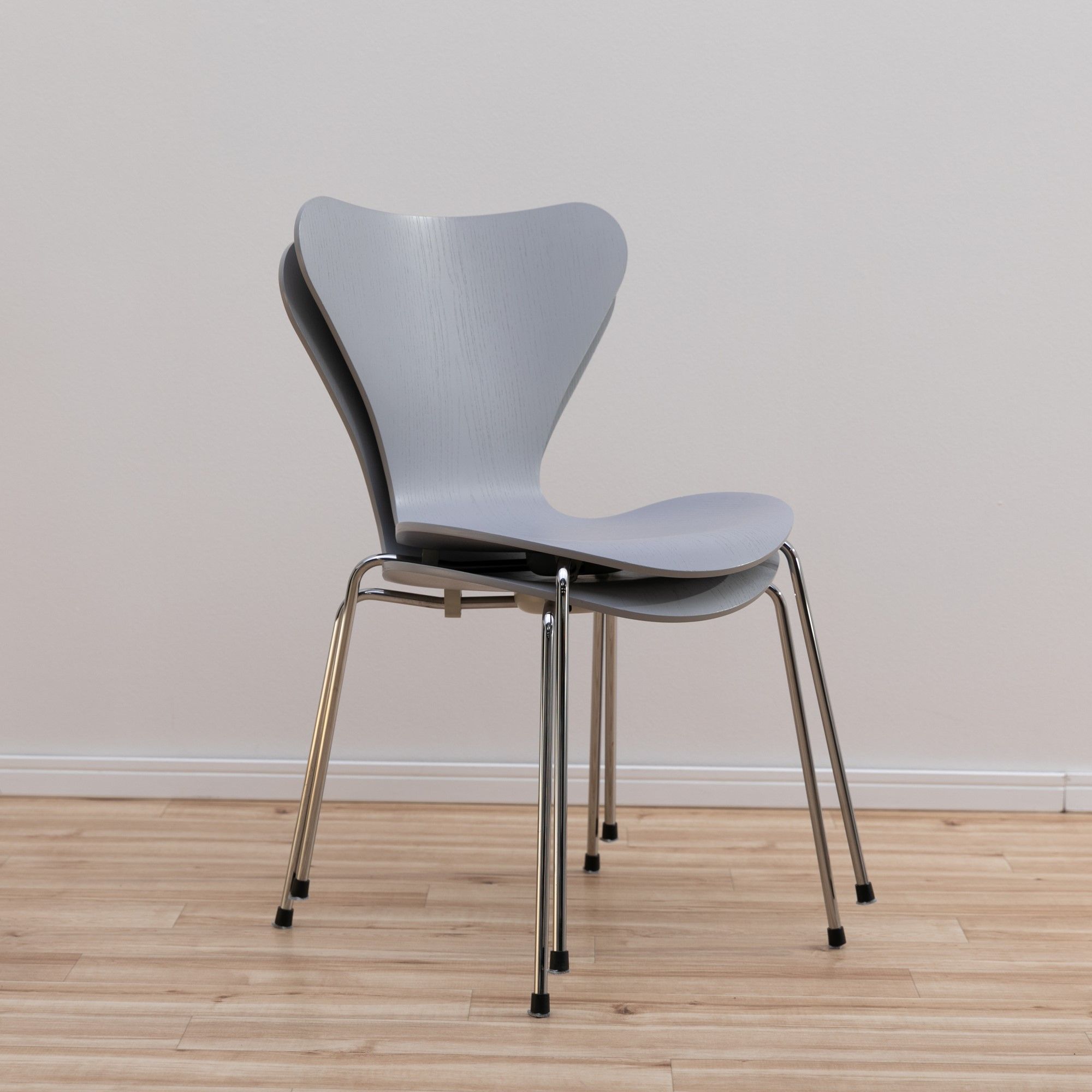 FRITZ HANSEN セブンチェアはスタッキングして収納できる