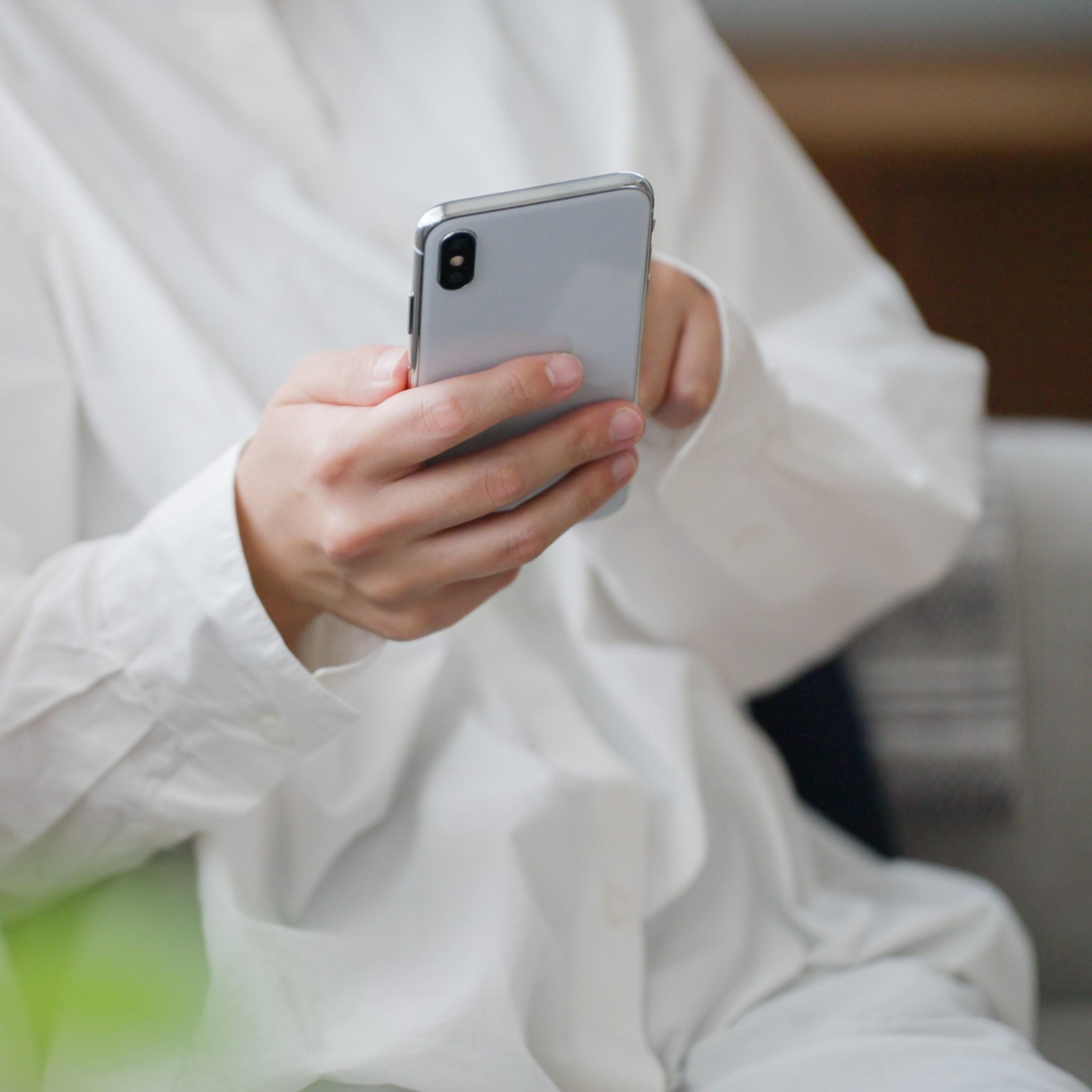 注文・借り換え・返却もスマホでラクな家電のレンタル・サブスクを利用する男性