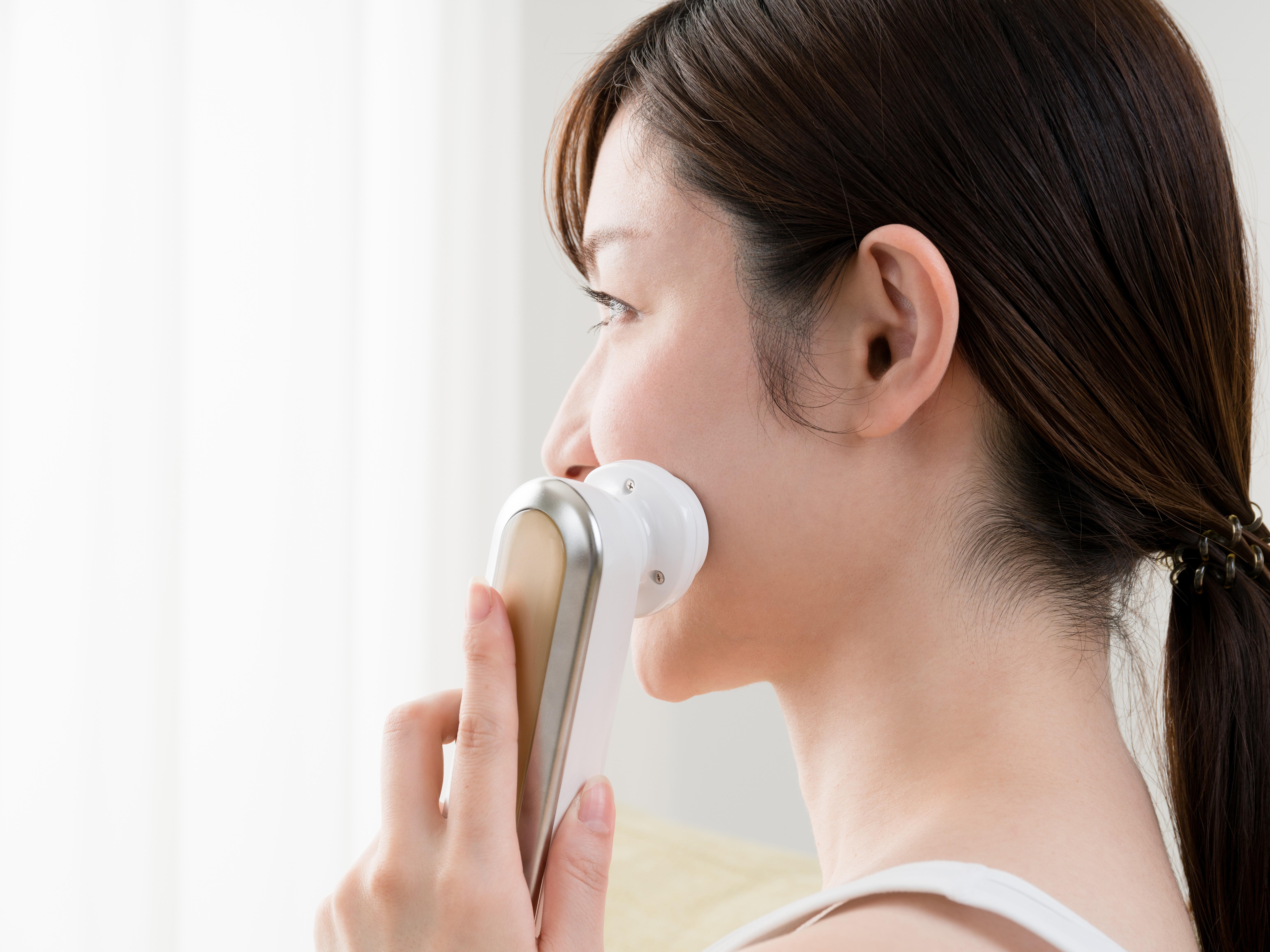 高価な美顔器を家電のレンタル・サブスクCLASで試す人