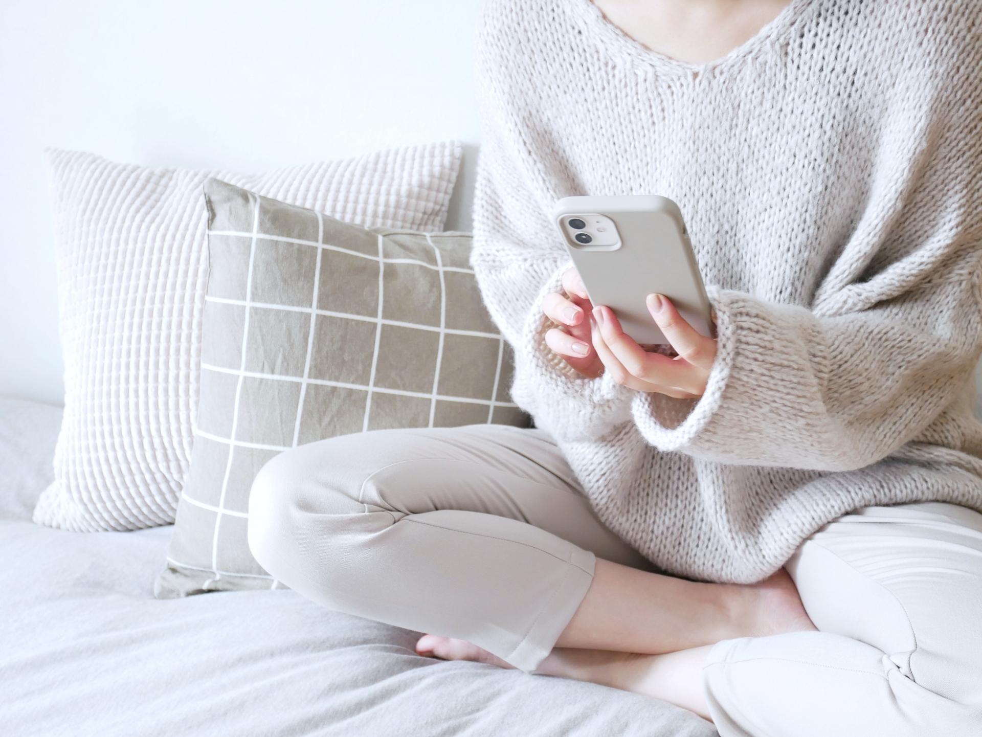 家具のレンタル・サブスククラスで面倒な処分の手間や費用なく家具を使う女性