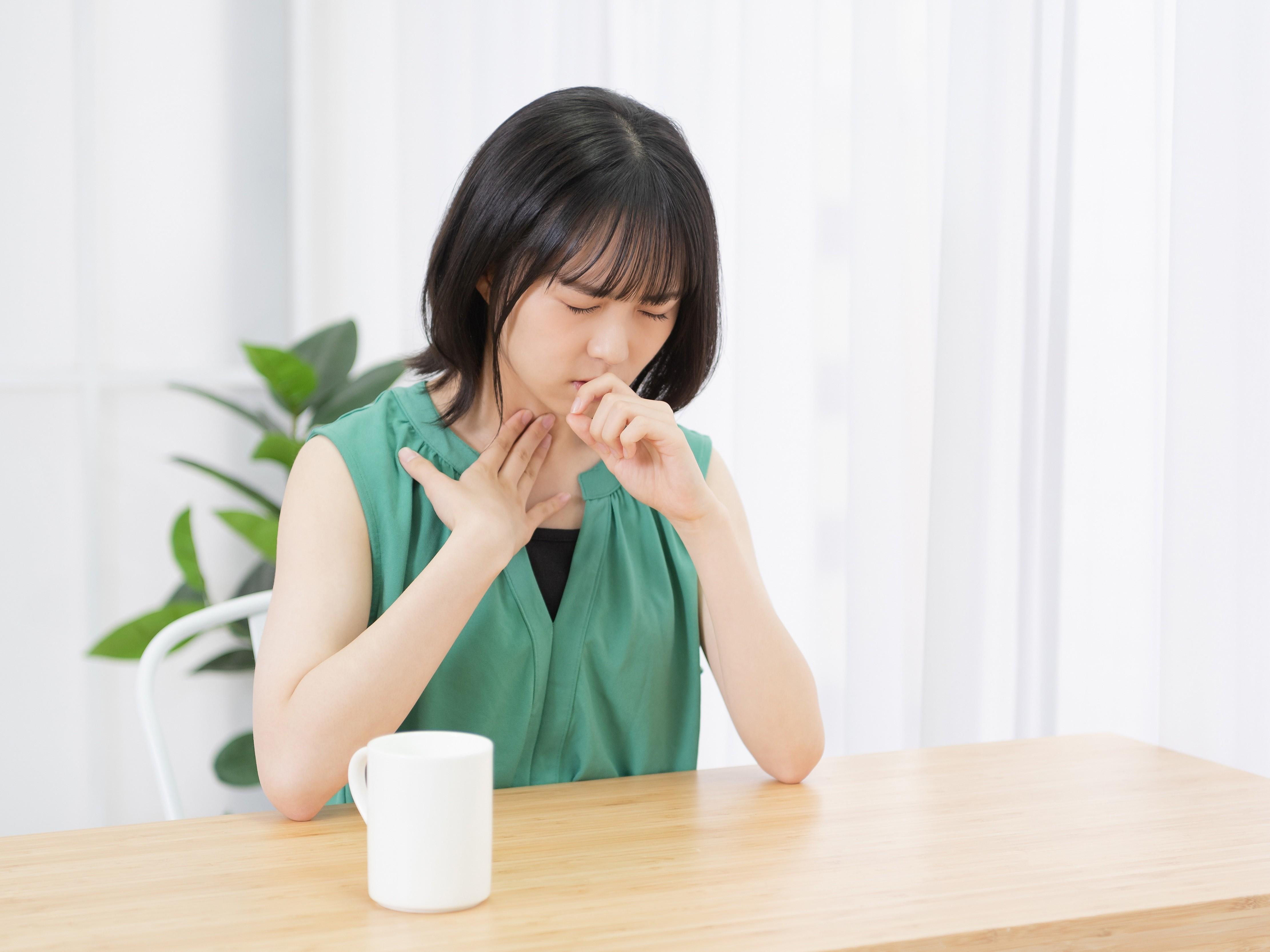 エアコンで乾燥した空気で喉の不調を感じる人