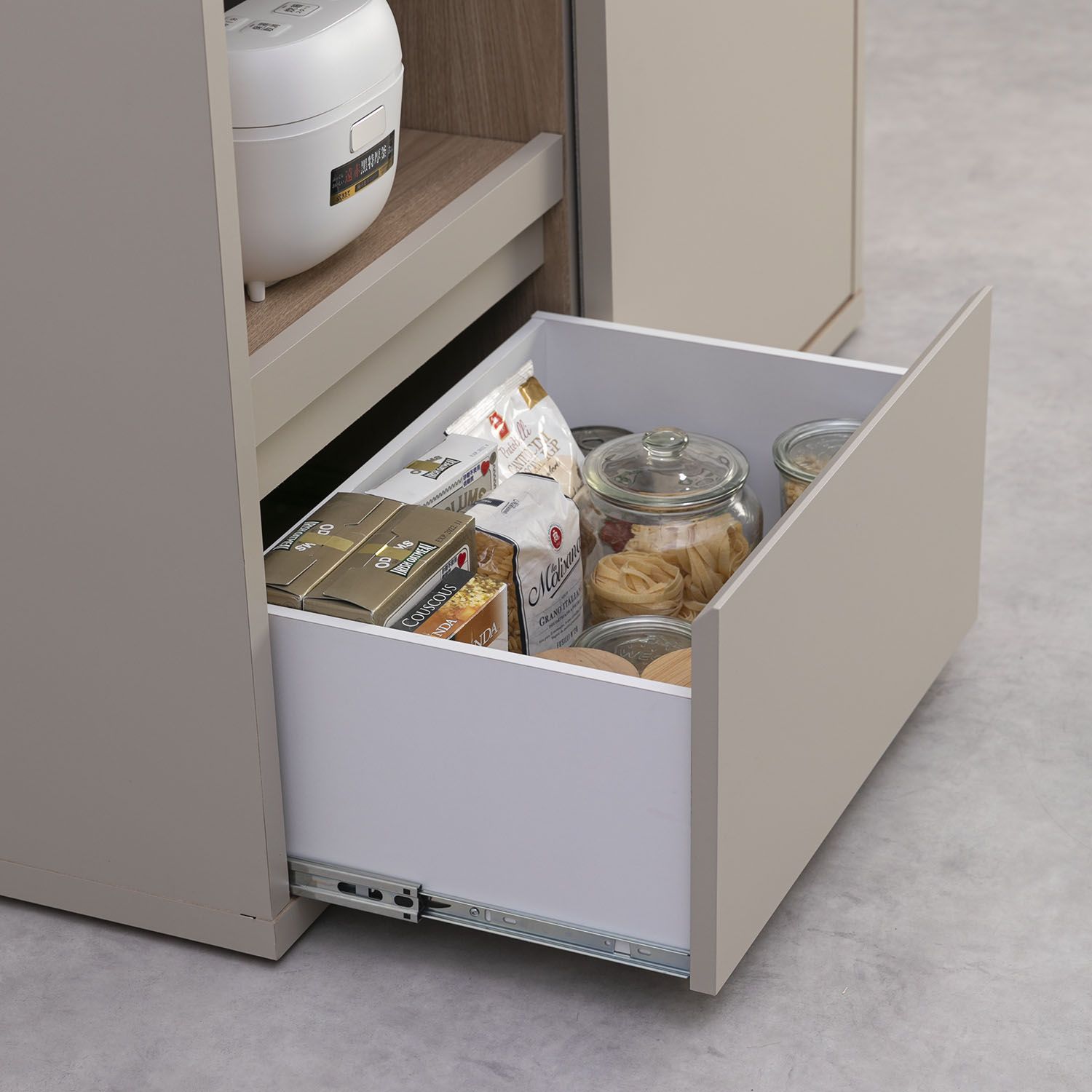 狭いキッチンにおすすめの家電置き場や食器収納