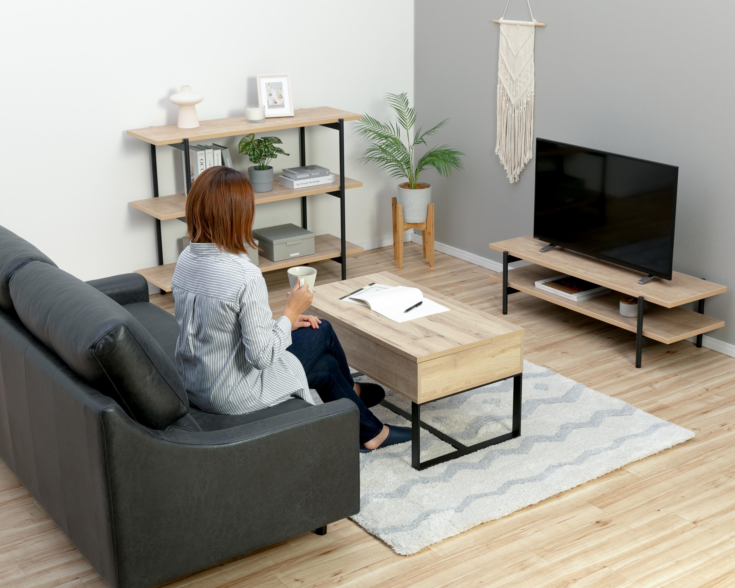 視聴に最適なテレビとの距離「最適視聴距離」を取っている女性