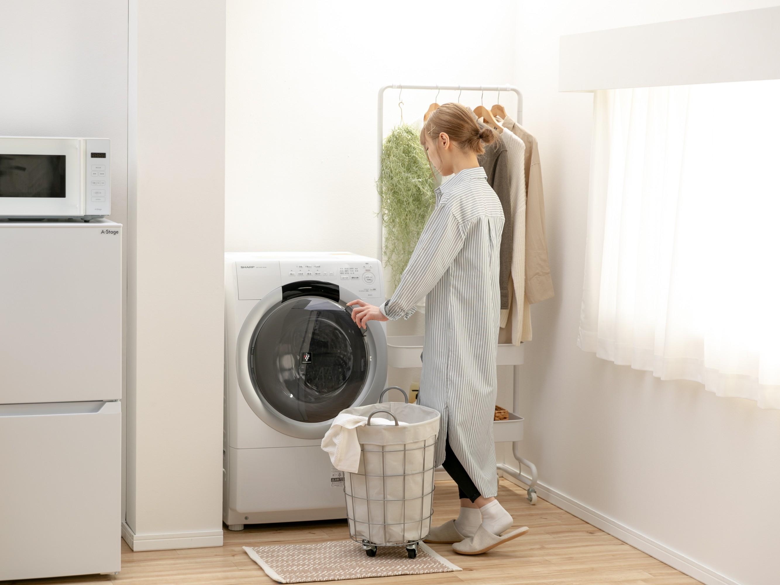 気になるドラム式洗濯機を家電のレンタルサブスクで気軽に試す女性
