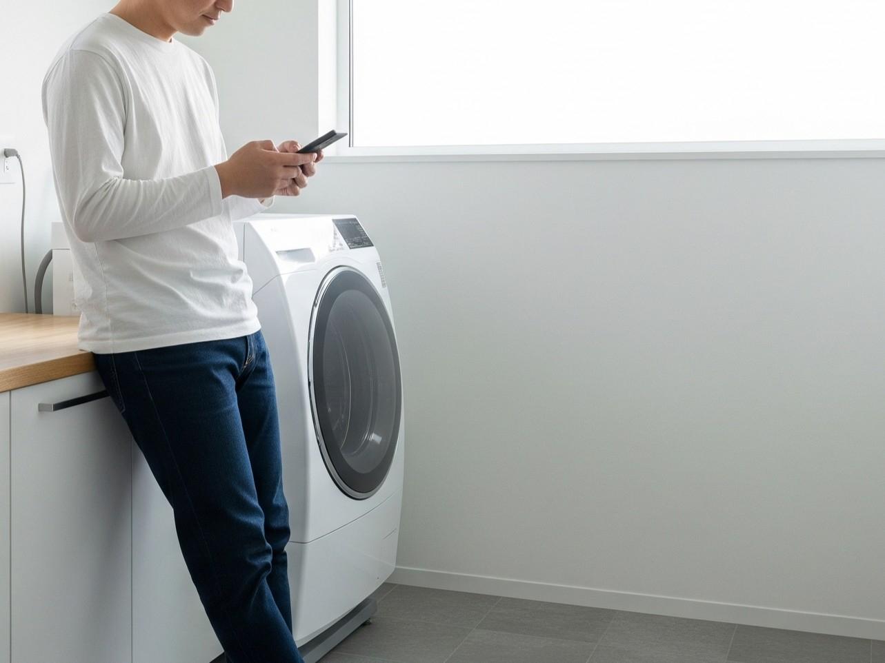 家電のレンタルサブスククラスで手軽に家電を借り換える男性