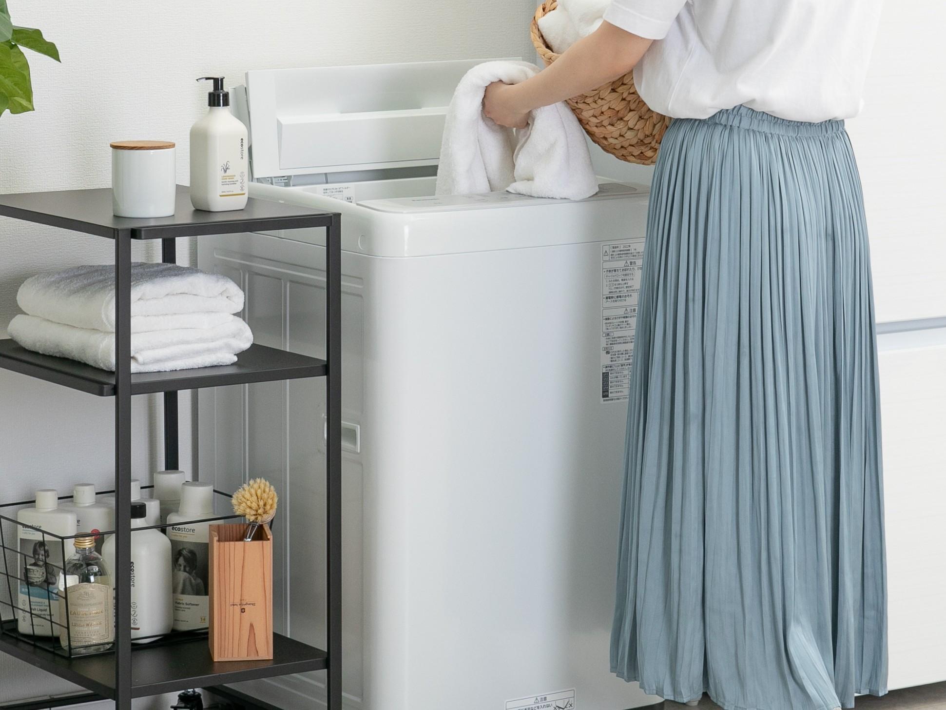 家電のレンタル・サブスクで勝ってはいけない洗濯機かどうかを試す女性