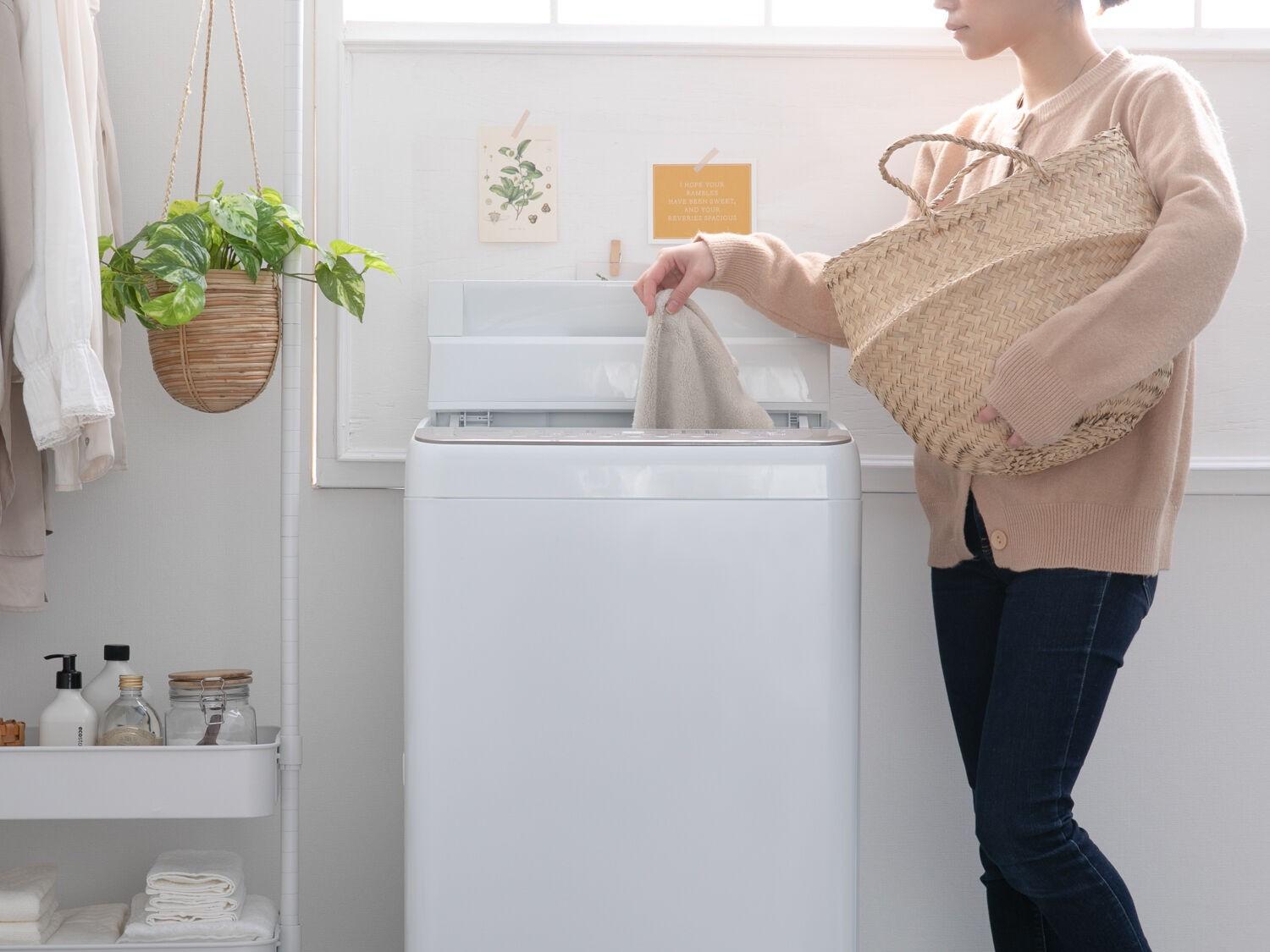 洗濯機の槽洗浄を正しく行い気持ちよく洗濯機を使用する女性