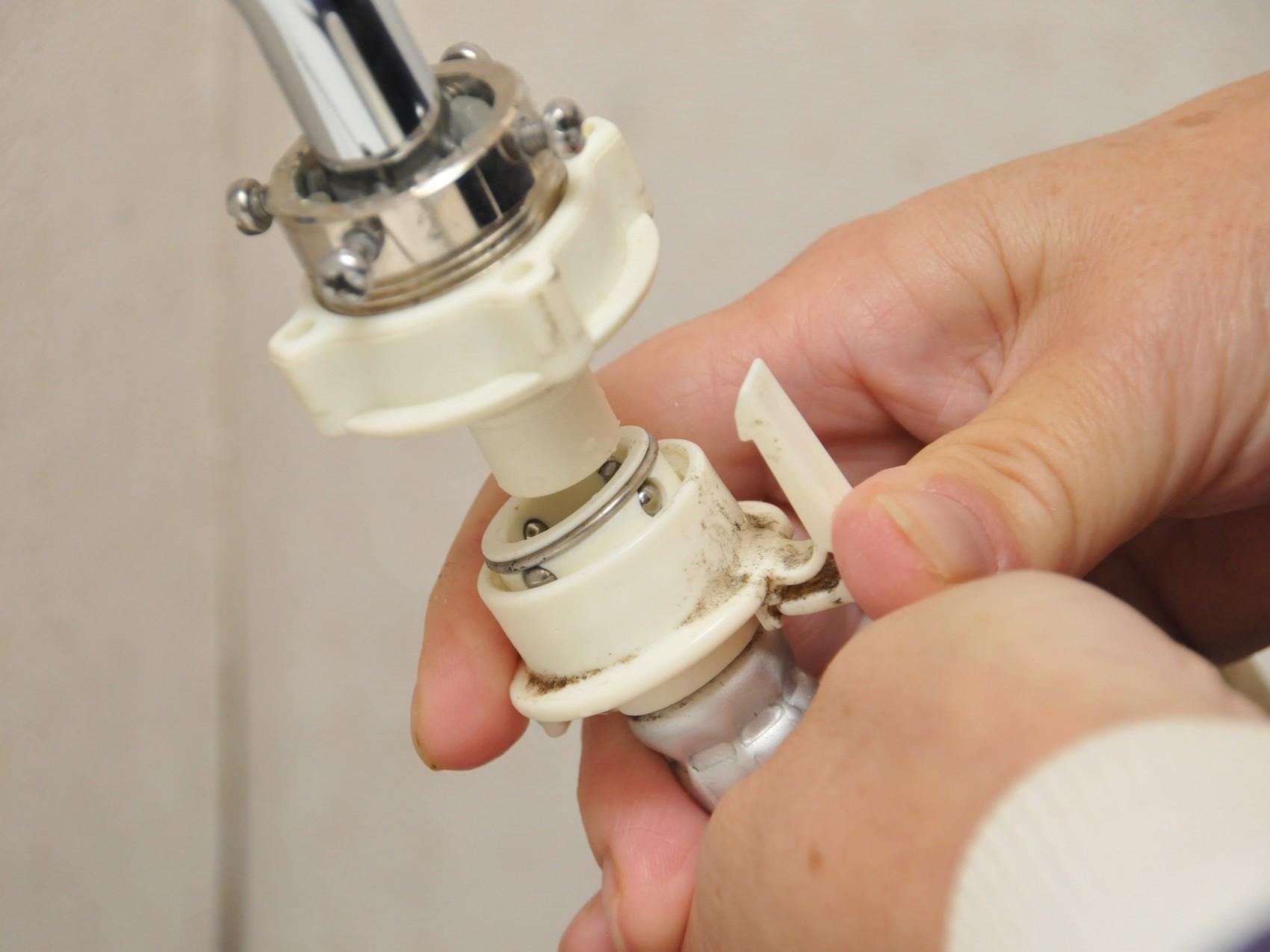 洗濯機の給水ホースの水抜きと取り外し