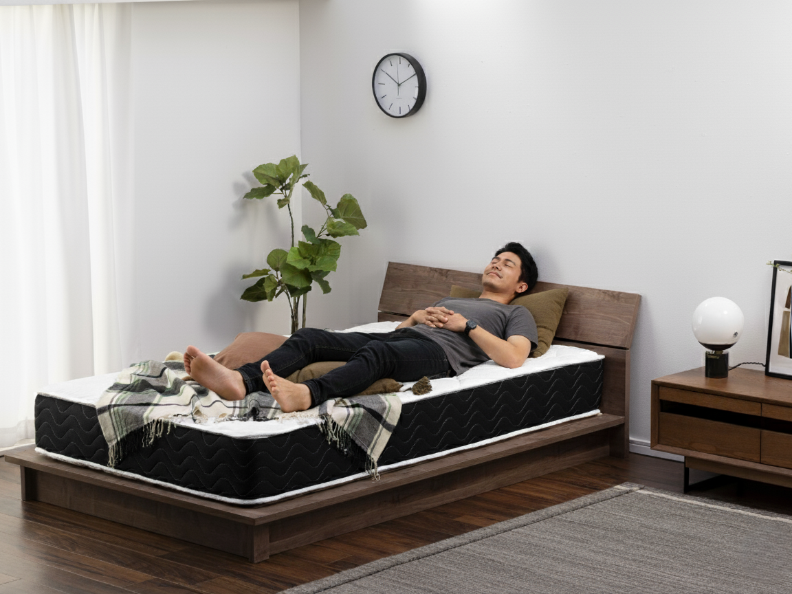 自宅でじっくり試せるから後悔しない家電のレンタル・サブスククラスでレンタルしたマットレスを試す男性