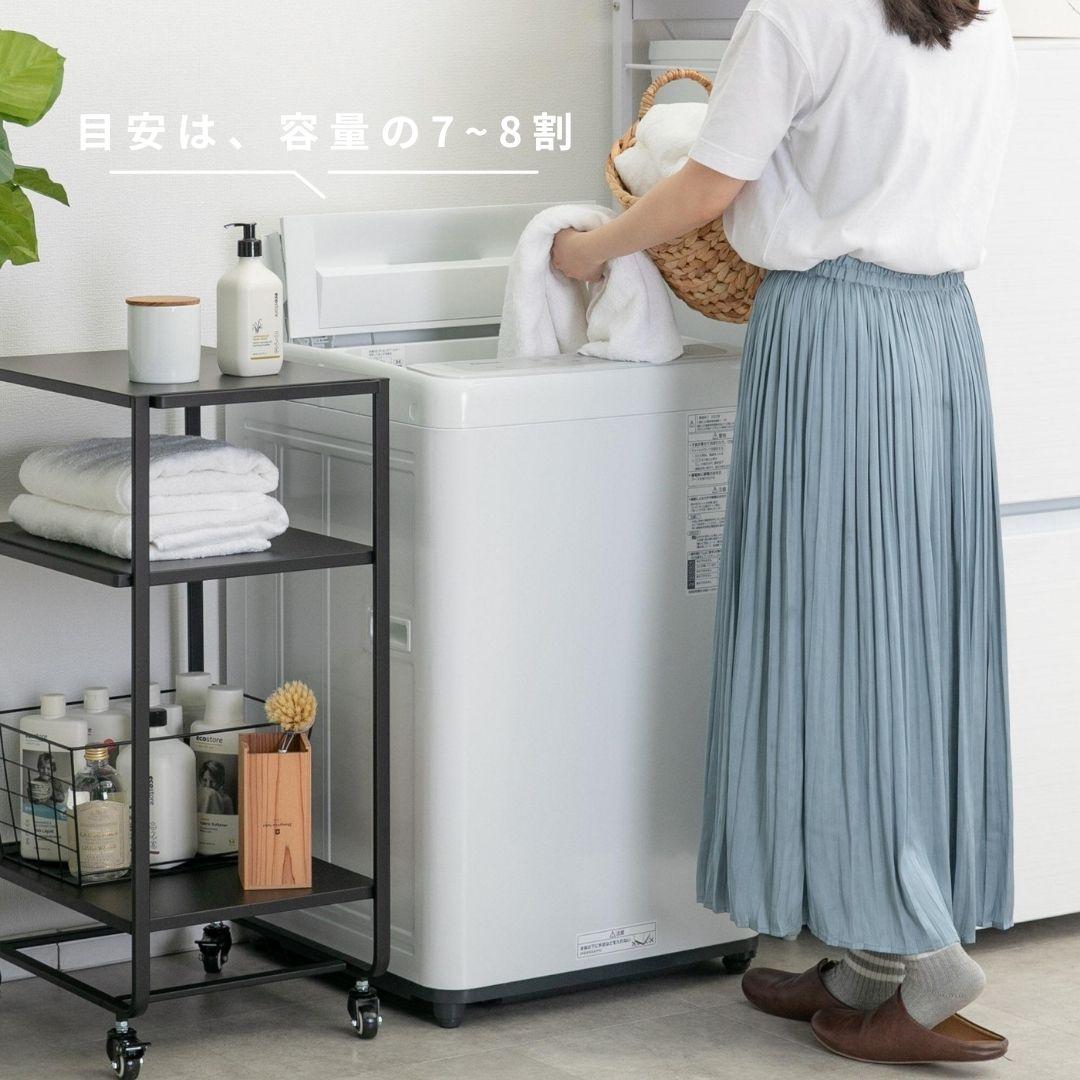 縦型洗濯機の使い方①　洗濯物を洗濯槽に入れる