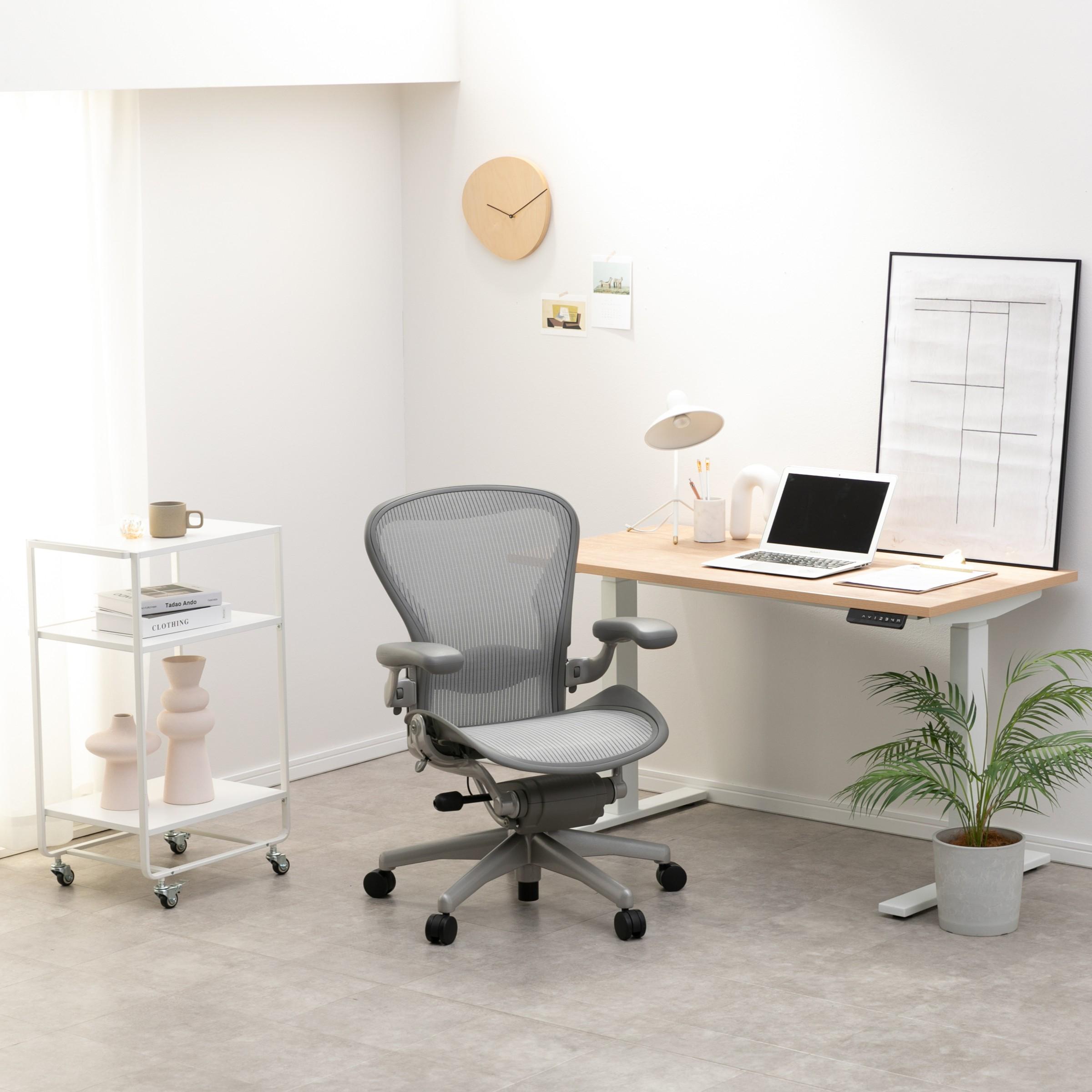 オフィスチェアを処分して新たな快適なオフィスチェアを置いたワークスペース