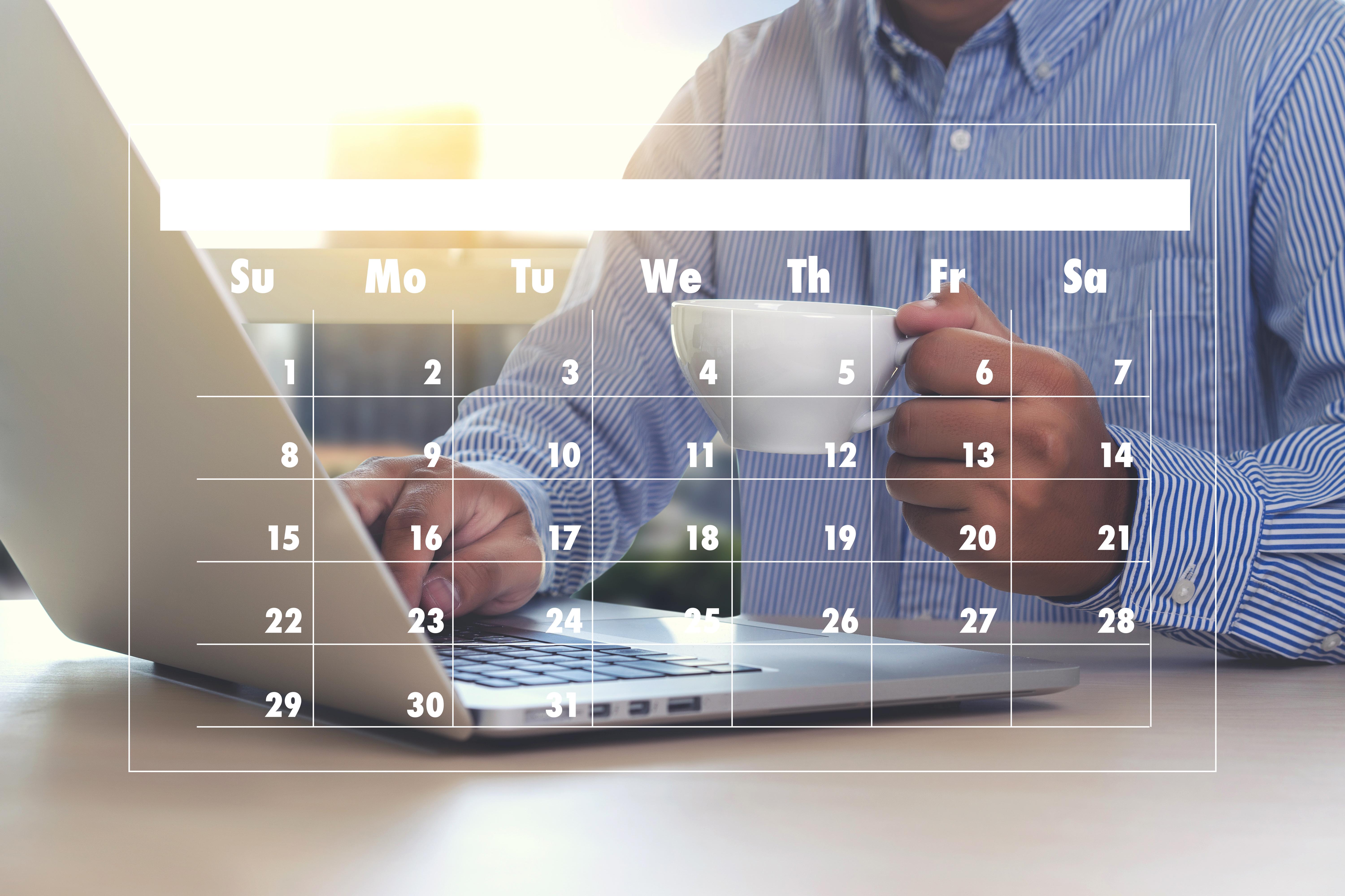 オフィスチェアが安くなる時期をチェックしている男性