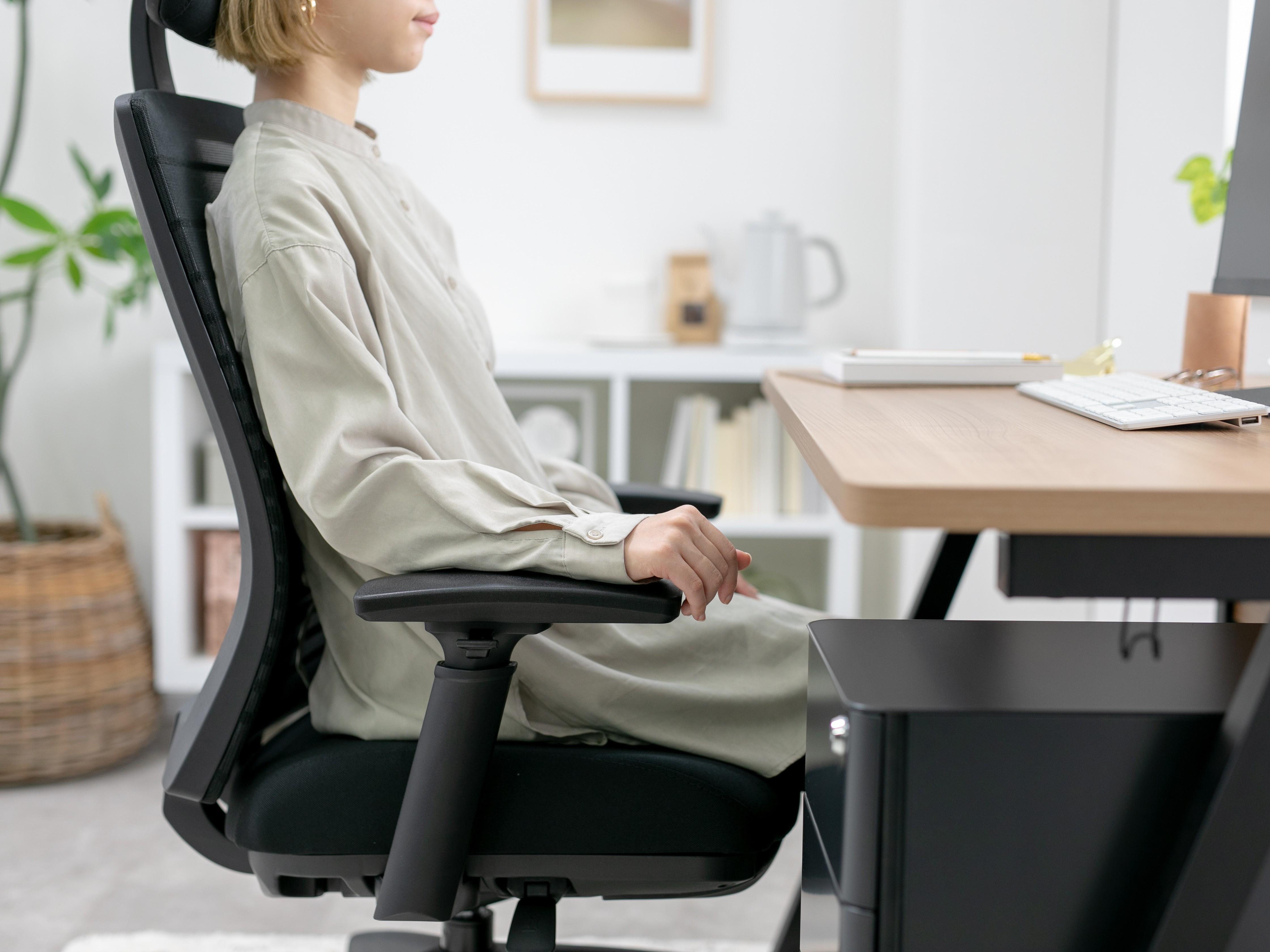 オフィスチェアが高い理由である最上の座り心地を体感している女性