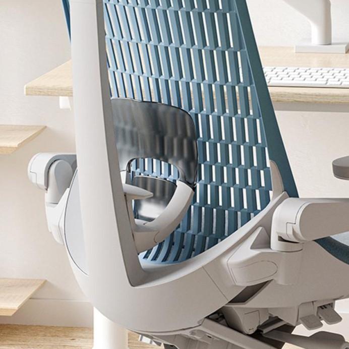 イトーキ オフィスチェアの「ペルヴィス&ランバーサポート」の様子