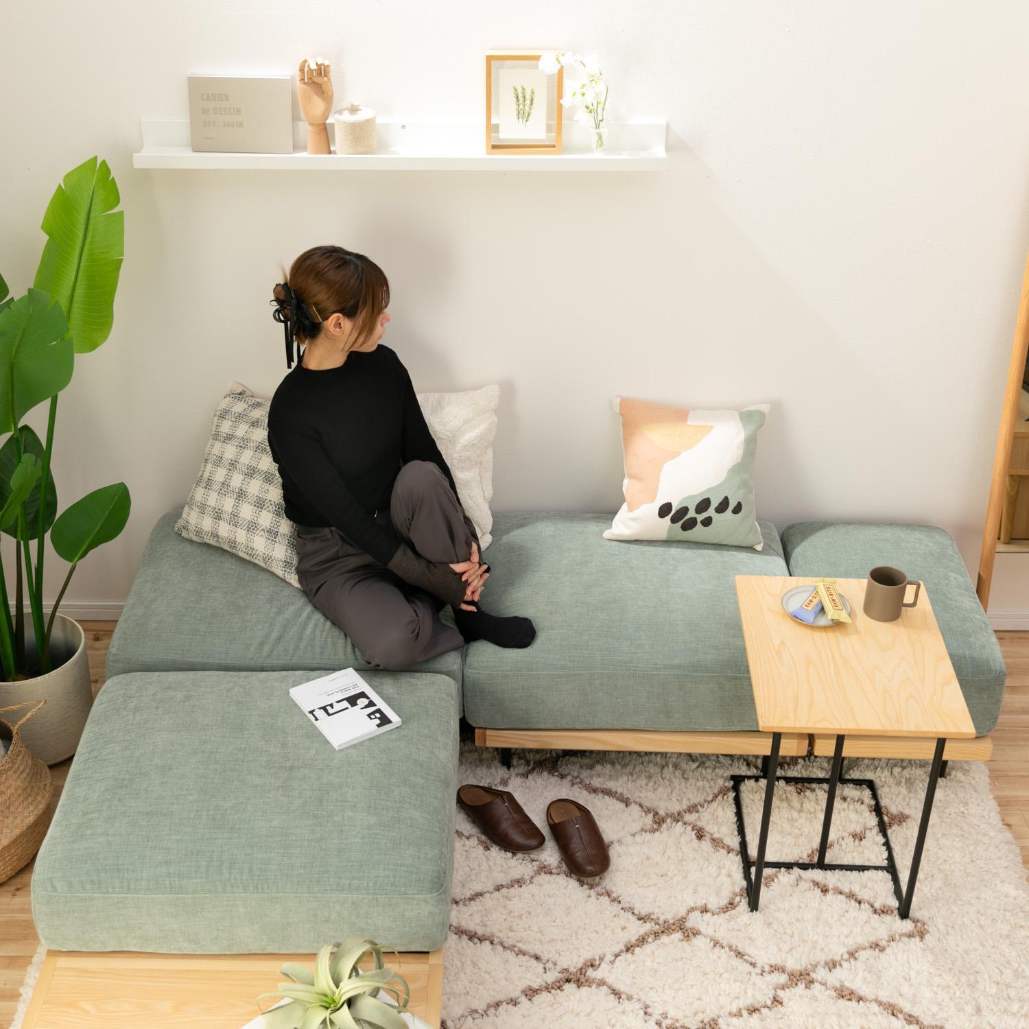 こたつに合わせてレイアウトも自在にできるソファとオットマン