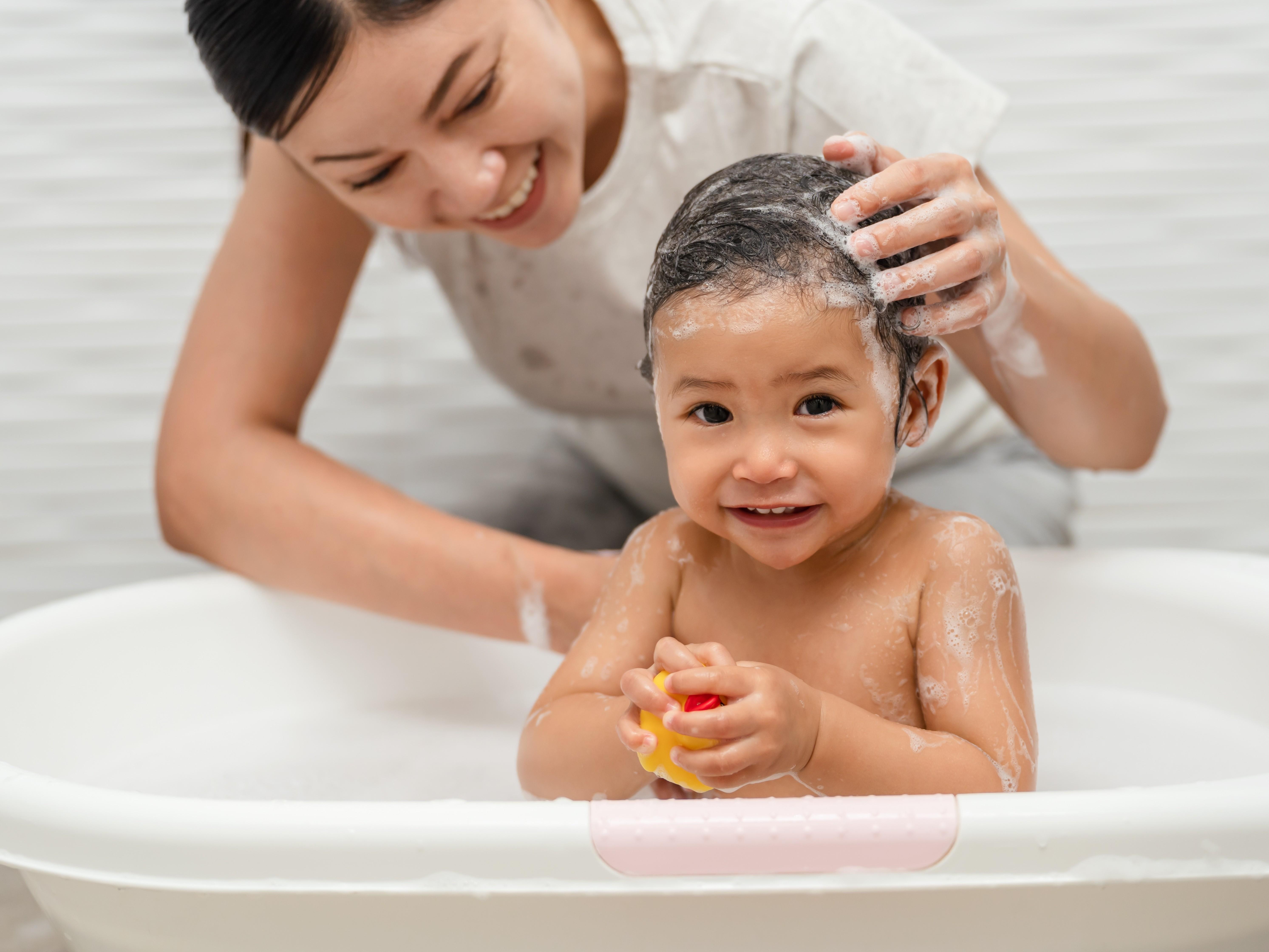 ベビーバスを卒業するタイミングはいつがいいか長く使う先輩ママの様子