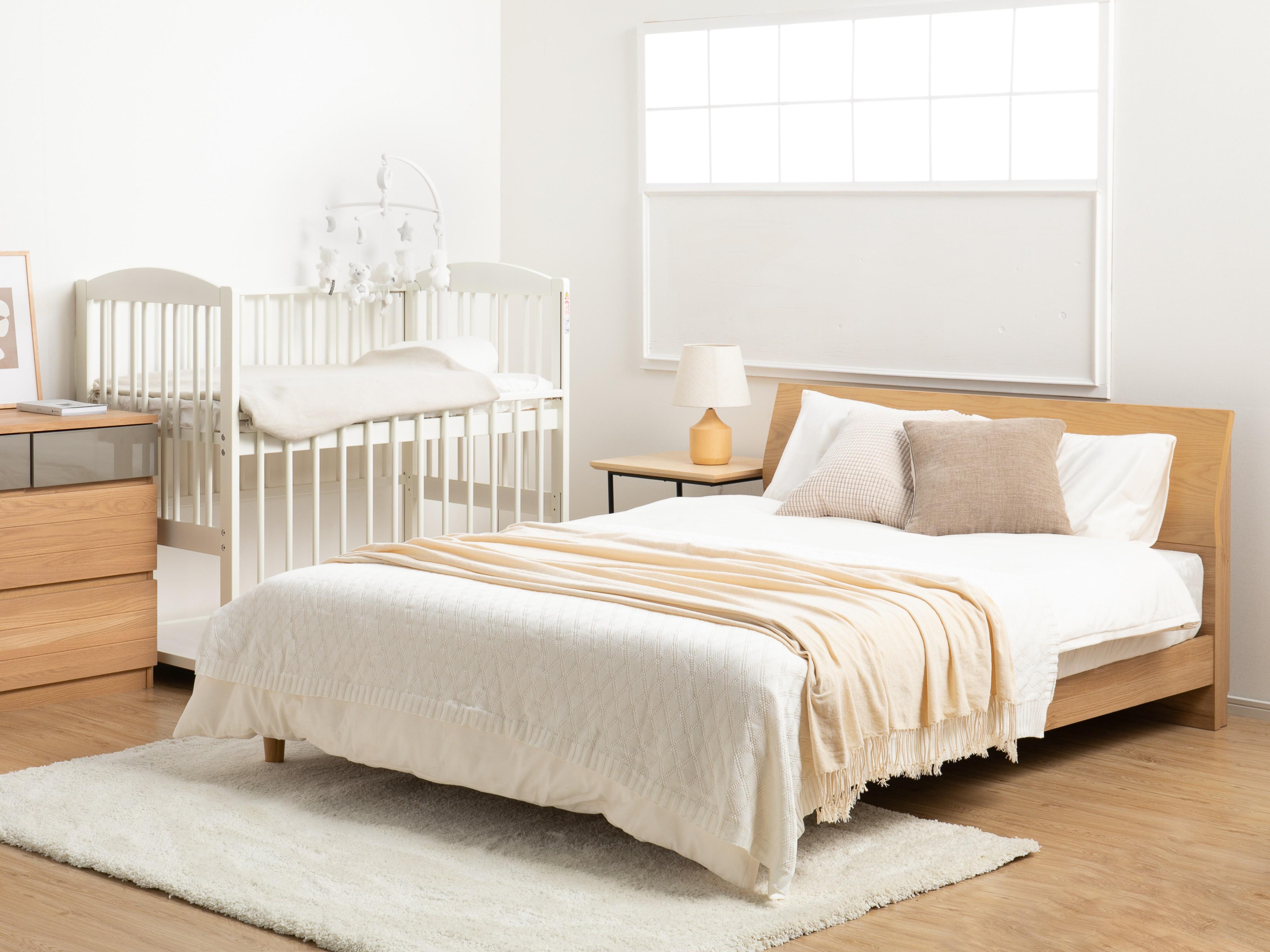 ベビーベッドのあるベッドルームコーディネート