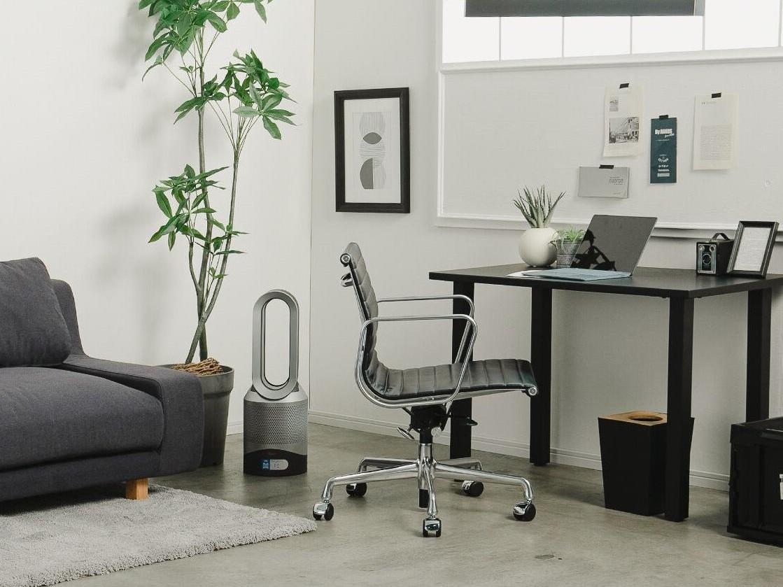 8畳ワンルームで在宅ワーク　窓辺にワークスペースを作るレイアウト