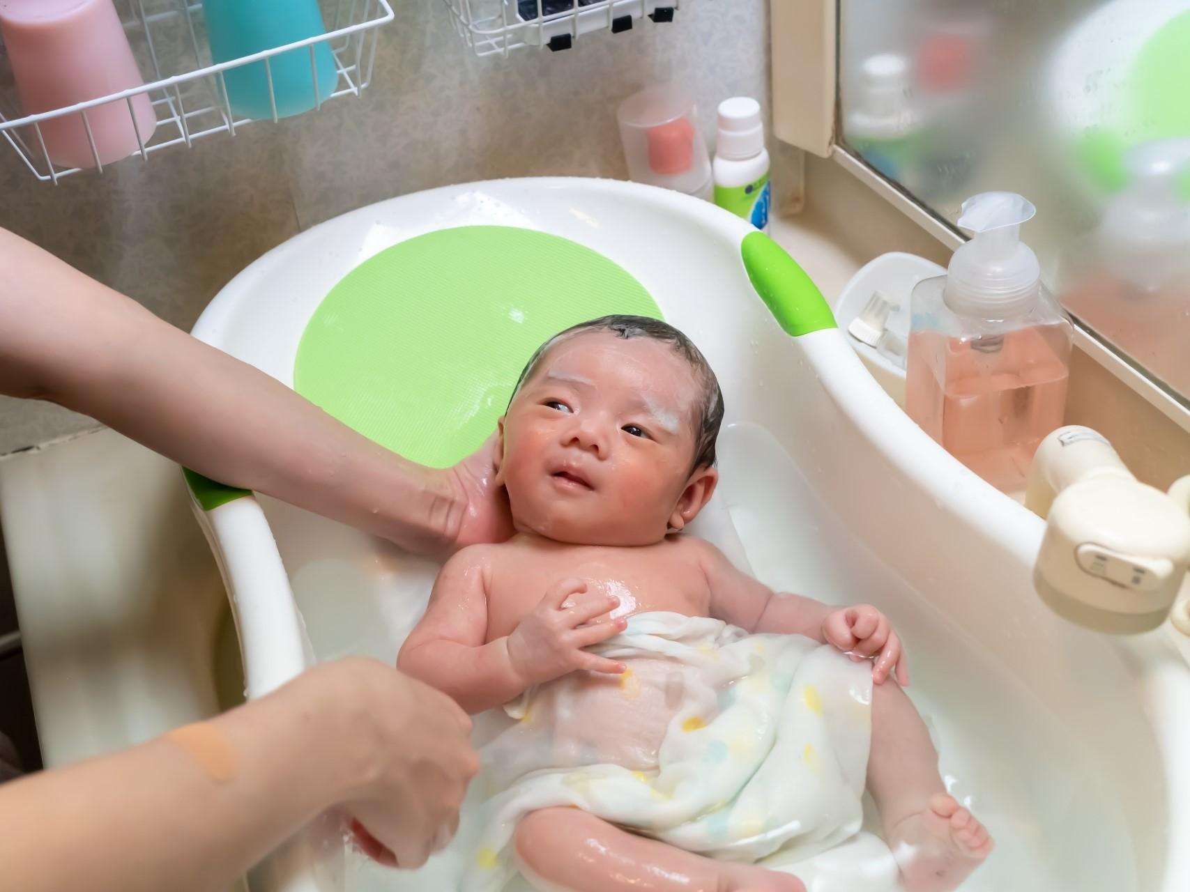 沐浴中の赤ちゃん