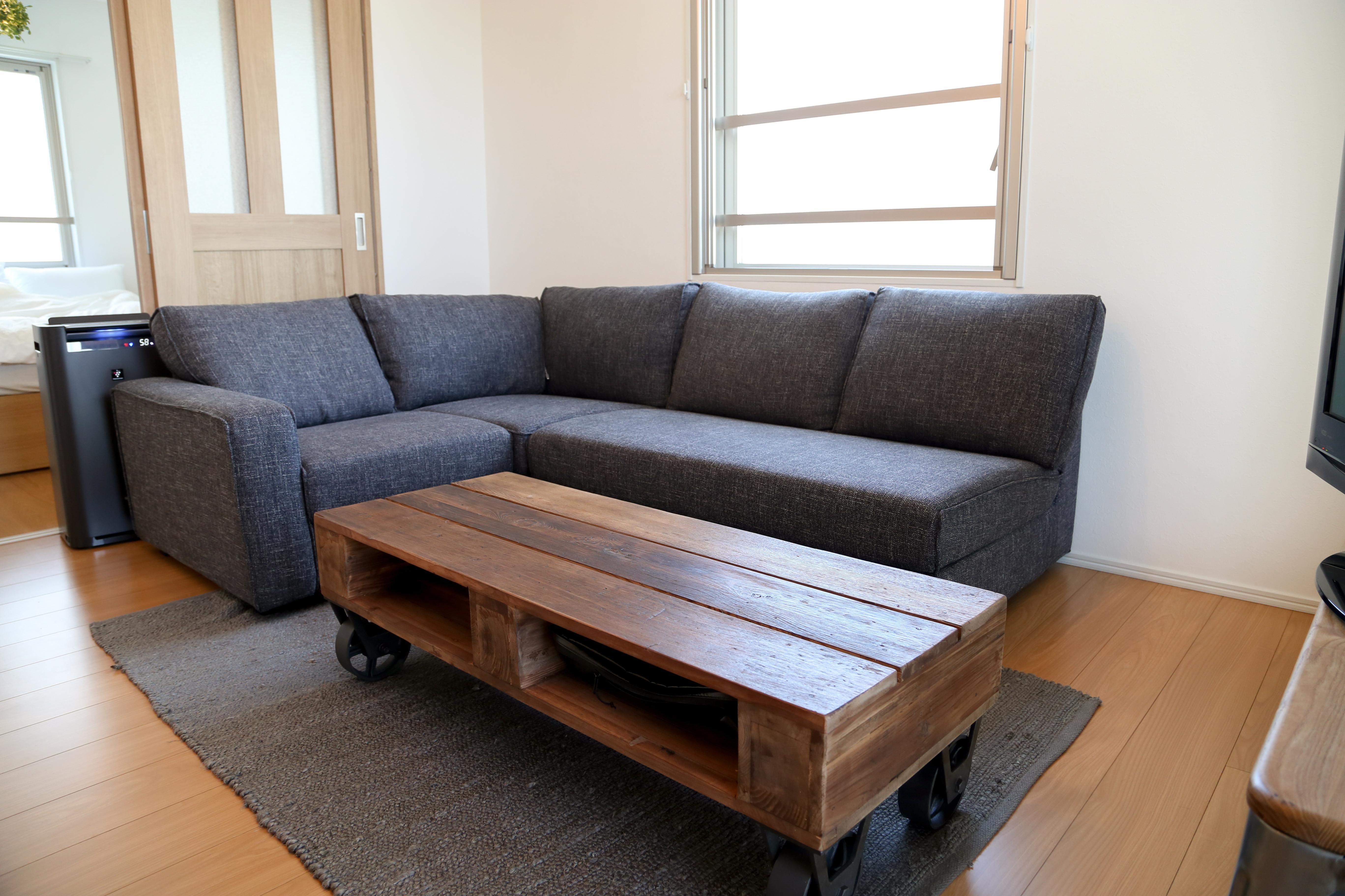 家具のレンタル・サブスククラス実例レイアウト：カウチソファ＆テーブルのコーディネート