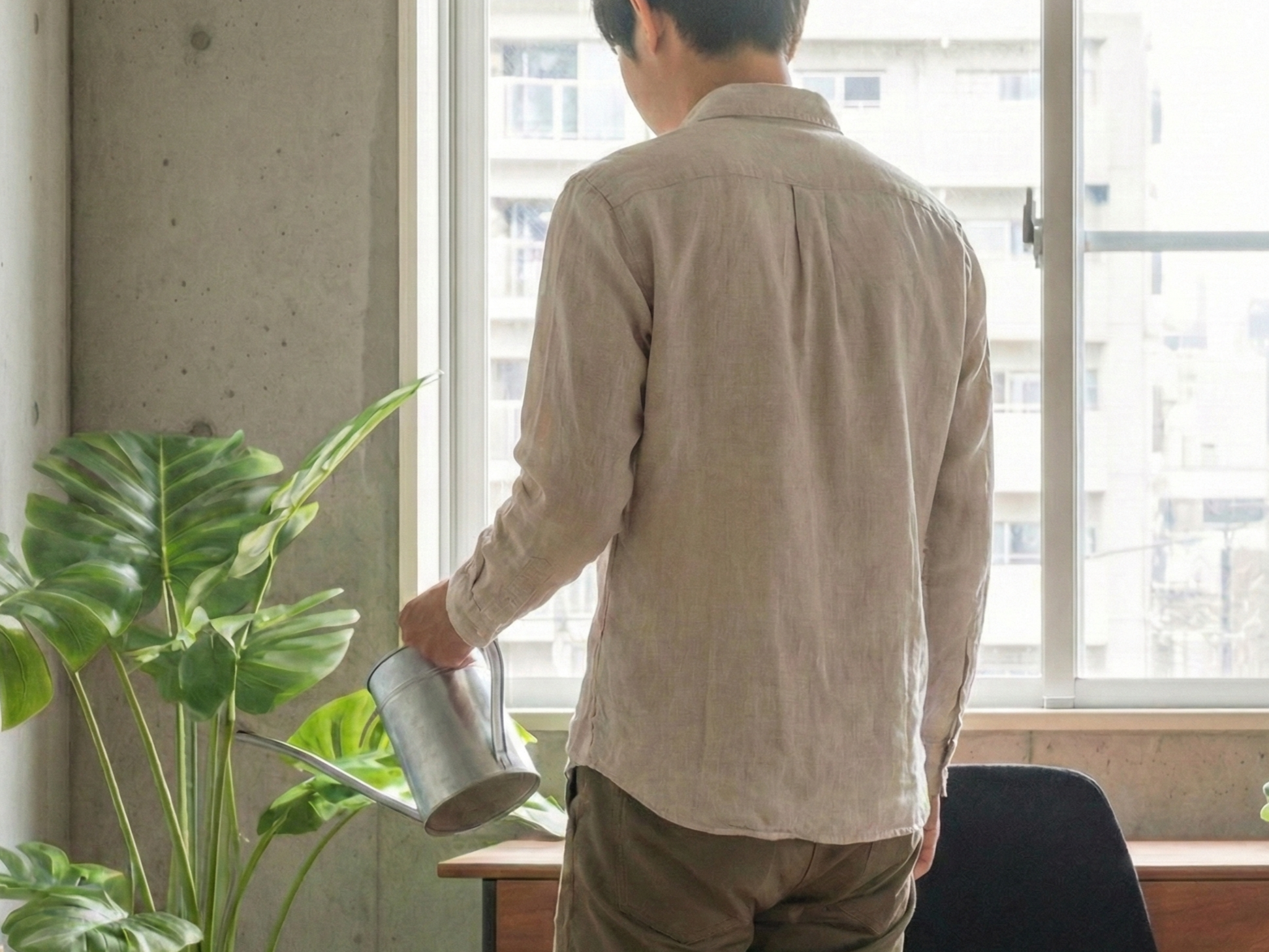 植物に水をやる男性