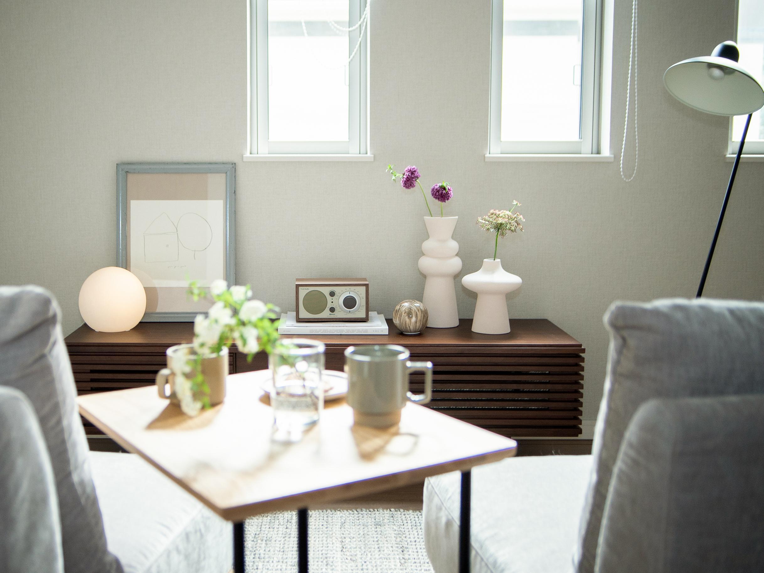 家具と家電のレンタル・サブスククラスでレンタルした家具と家電を使ったソファを中心としたインテリアコーディネート事例