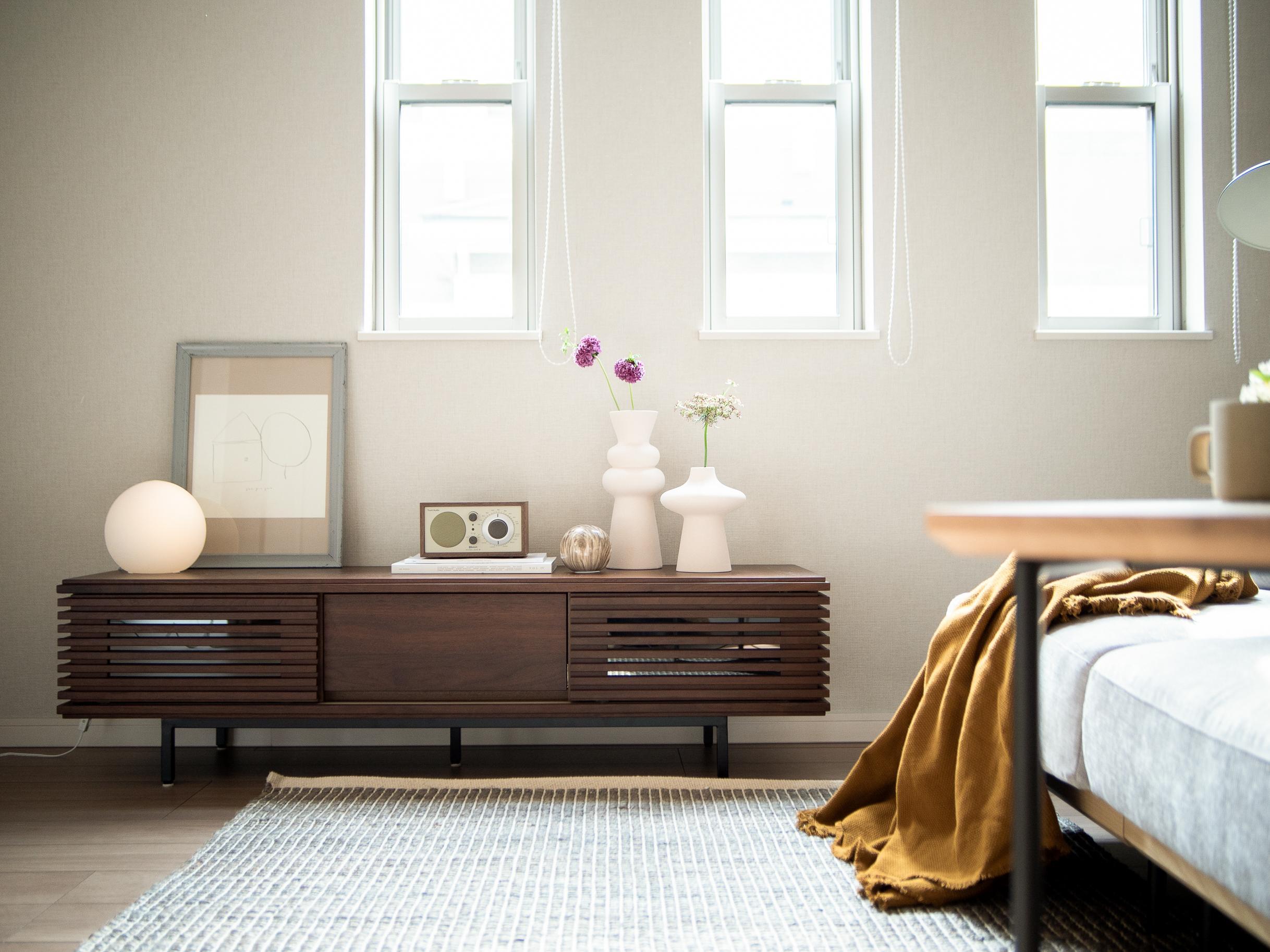 家具と家電のレンタル・サブスククラスでレンタルした家具と家電を使ったサイドボードのあるインテリアコーディネート事例