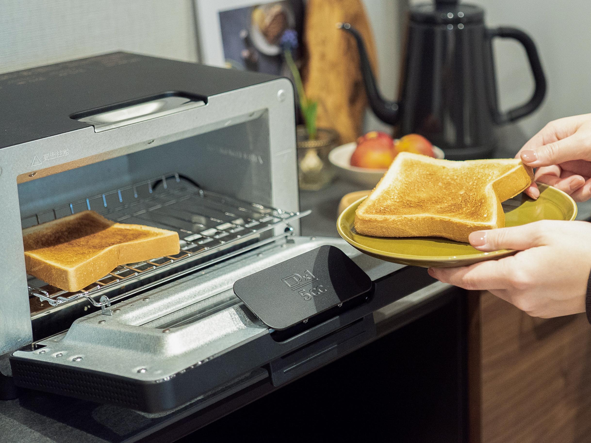 家電のレンタル・サブスククラスでレンタルしたバルミューダのトースターを試す様子