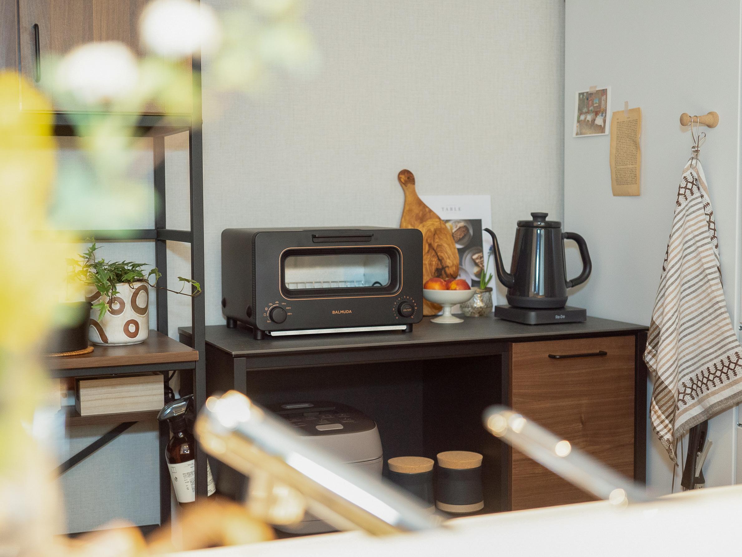 家具と家電のレンタル・サブスククラスでレンタルした家具と家電を使ったバルミューダのトースターがあるおしゃれなインテリアコーディネート事例