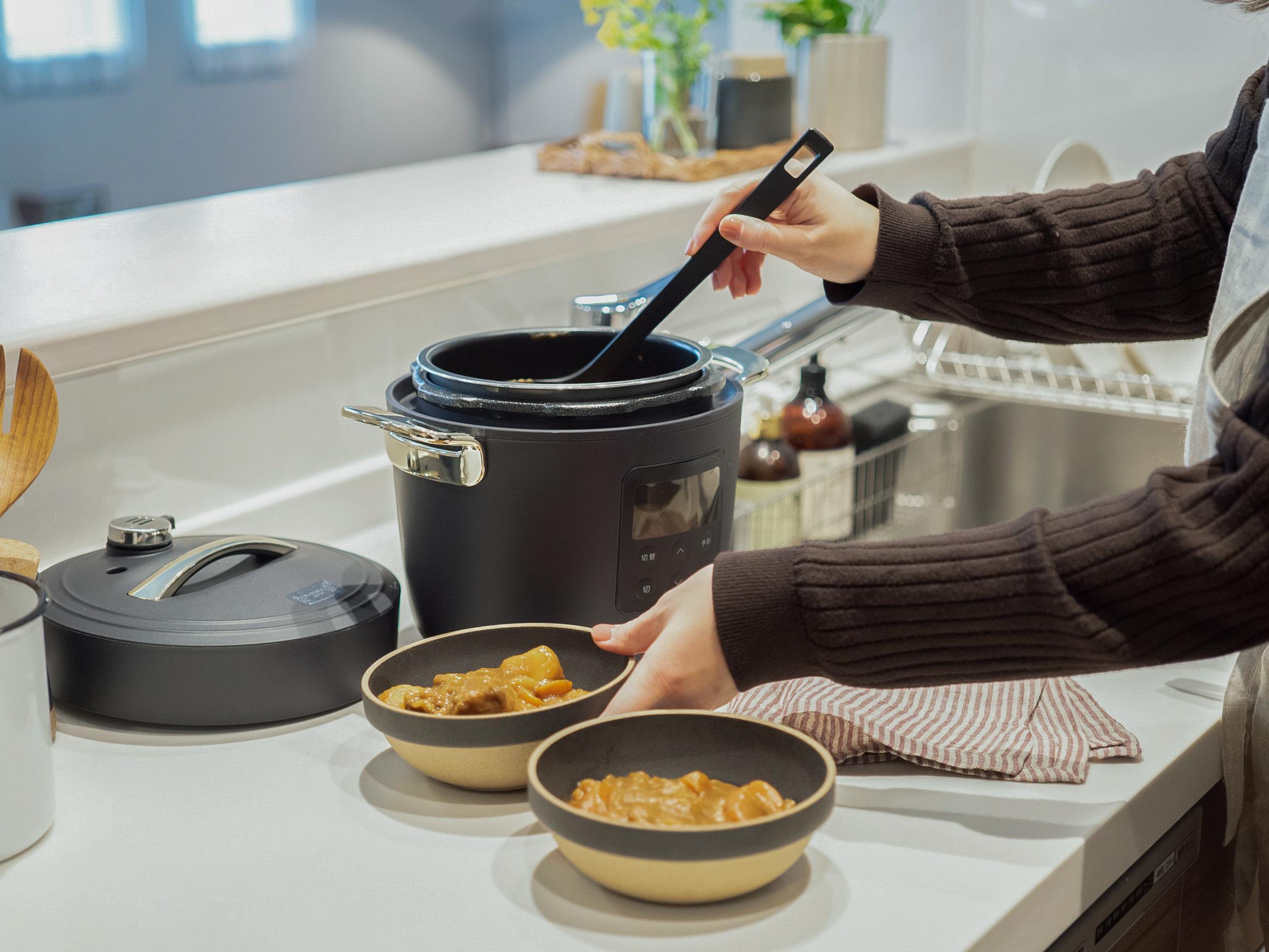 家具と家電のレンタル・サブスククラスでレンタルした圧力鍋を使っている様子