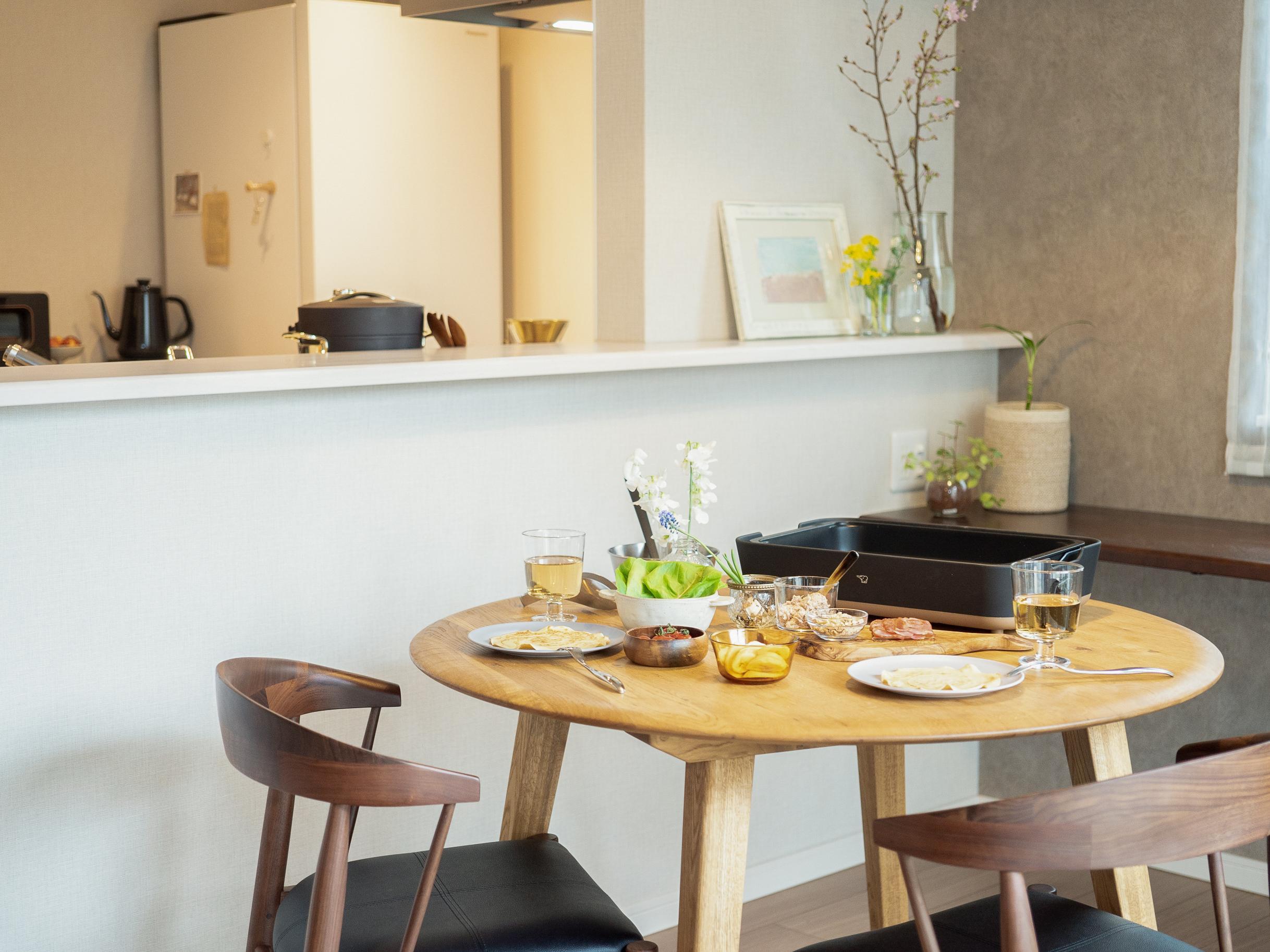 家具と家電のレンタル・サブスククラスでレンタルした家具と家電を使ったダイニングキッチンのインテリアコーディネート事例