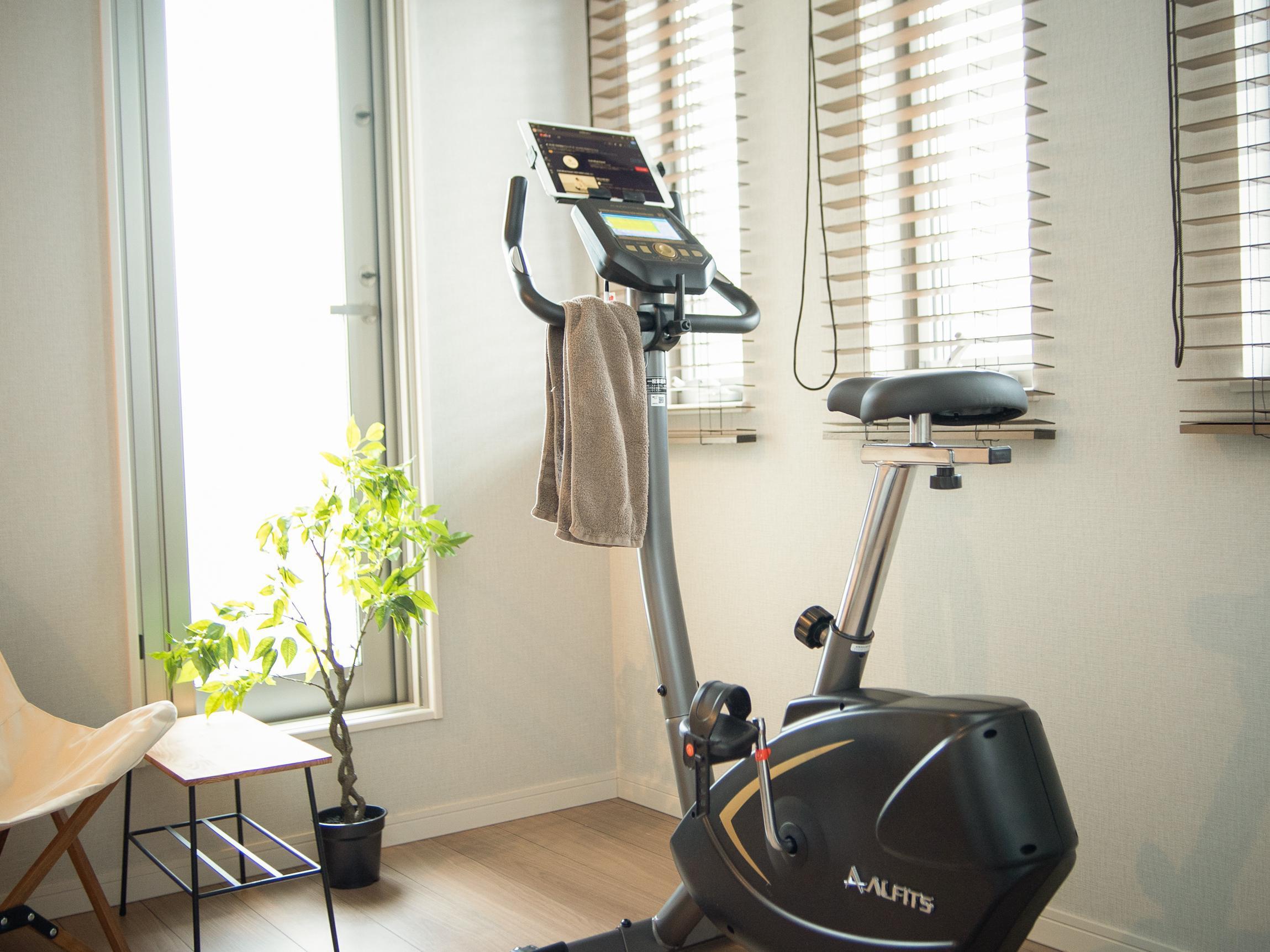家具と家電のレンタル・サブスククラスでレンタルしたALINCO プログラムバイクのある部屋