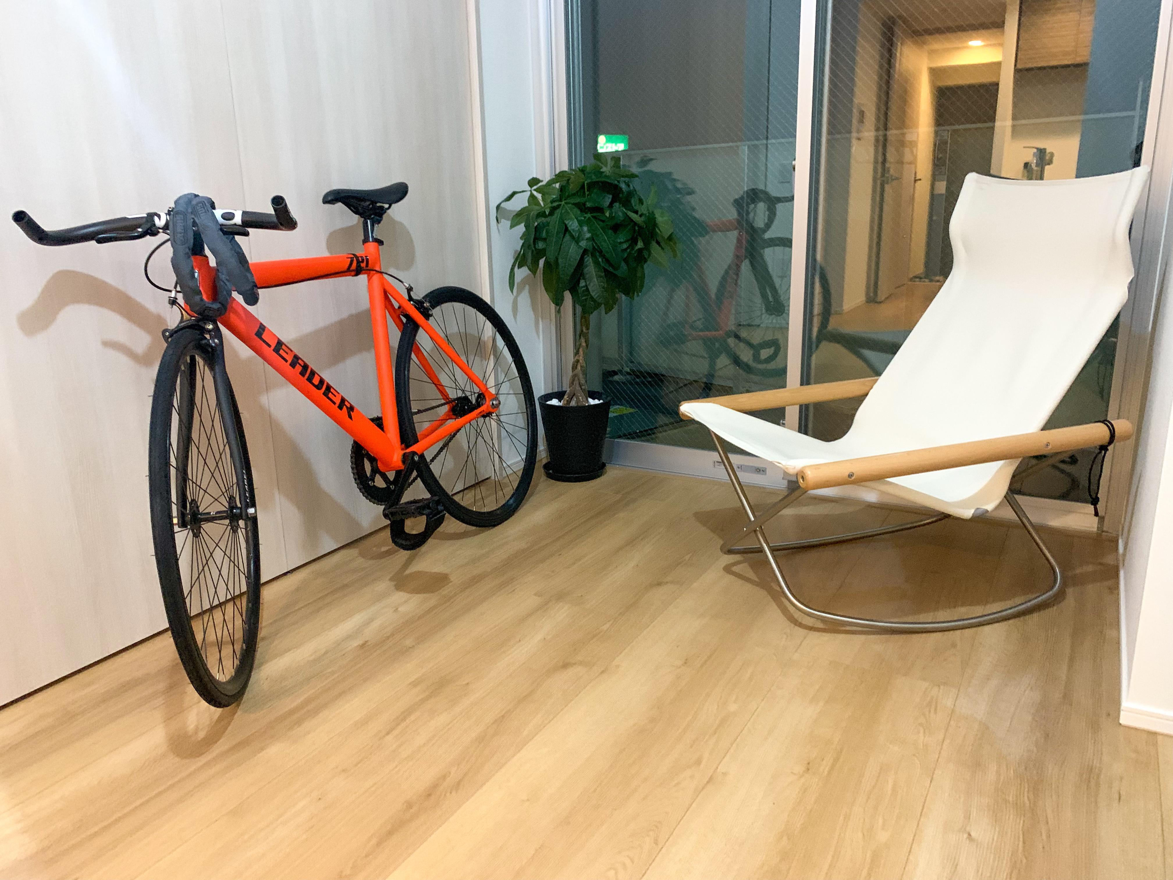 ミニマリストの部屋の実例お気に入りのチェアがある部屋