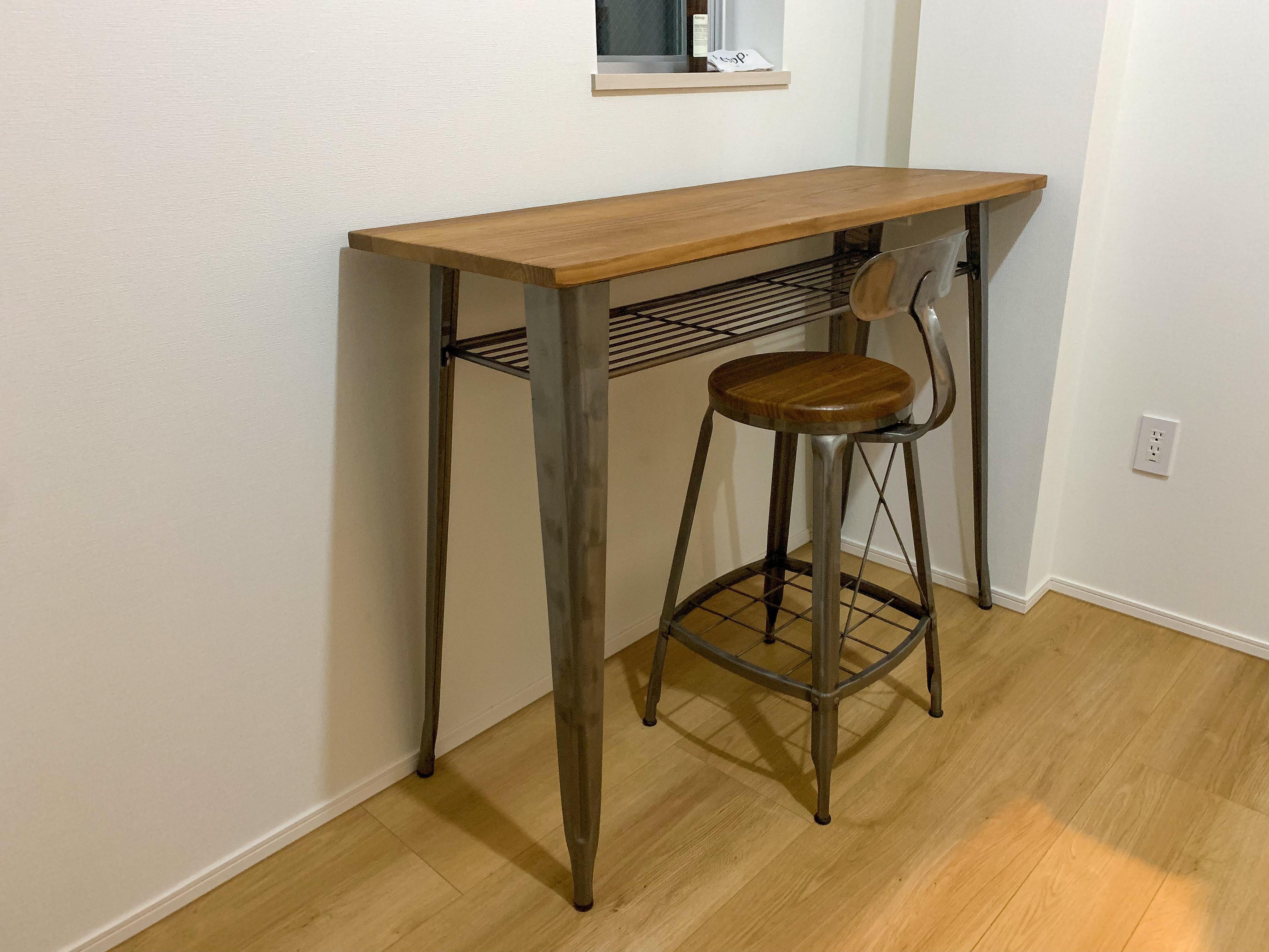 ミニマリストの部屋の実例インテリアコーディネート　カフェのようなカウンターテーブルとチェア