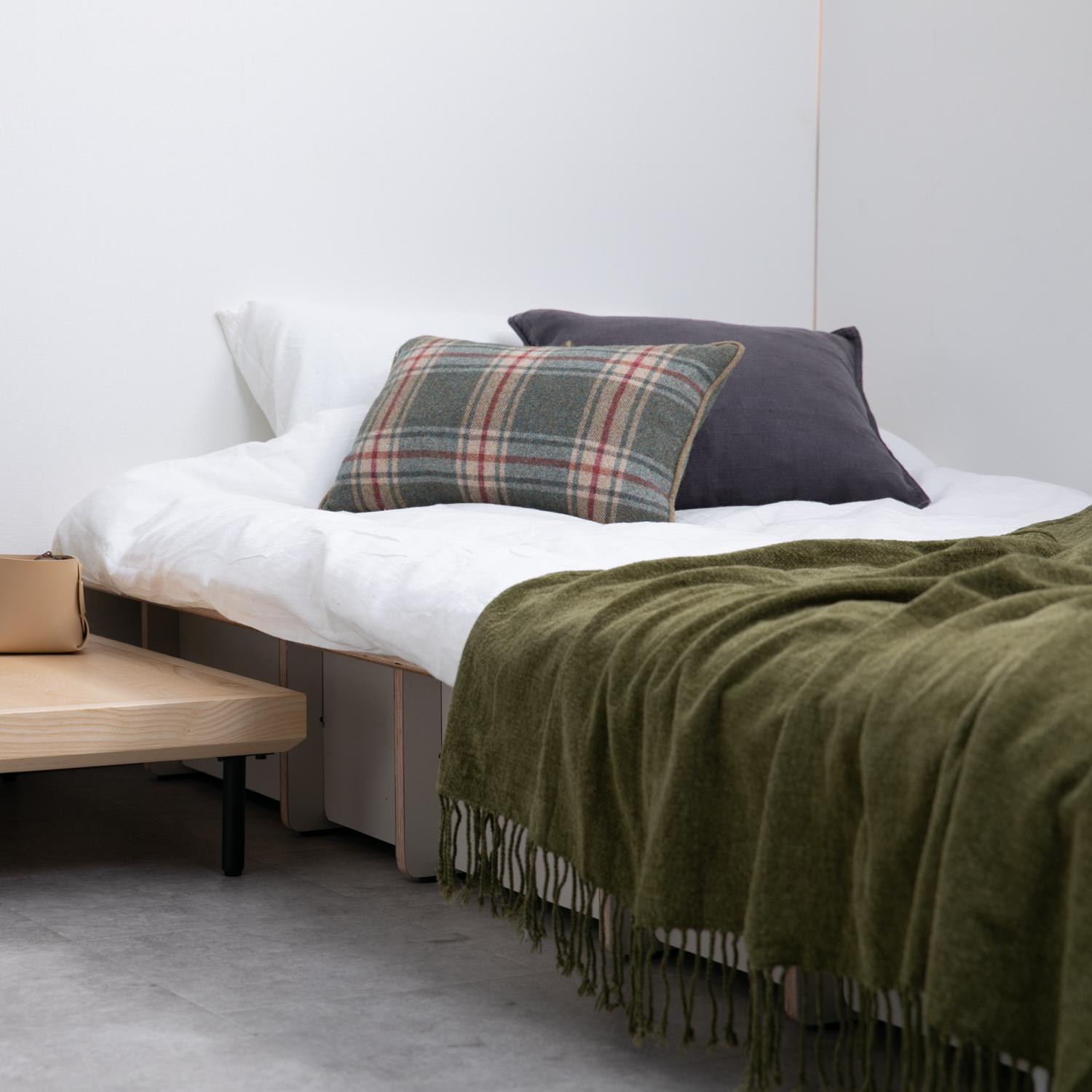 圧迫感のないヘッドボードレス CIRCLE ベッドフレーム