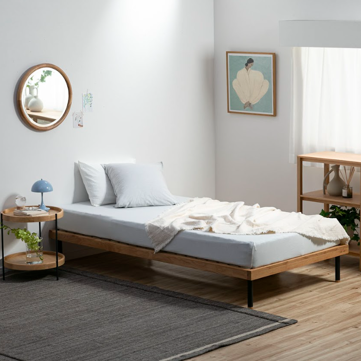 スチール製の脚がおしゃれ　低めのベッドフレーム NOWHERE LIKE HOME ユニック ヘッドレス ベッドフレーム