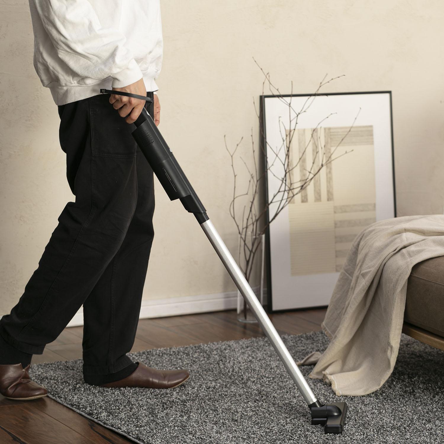 気になる寝心地や通気性を家具のレンタル・サブスククラスで掃除のしやすさを自宅で試す男性