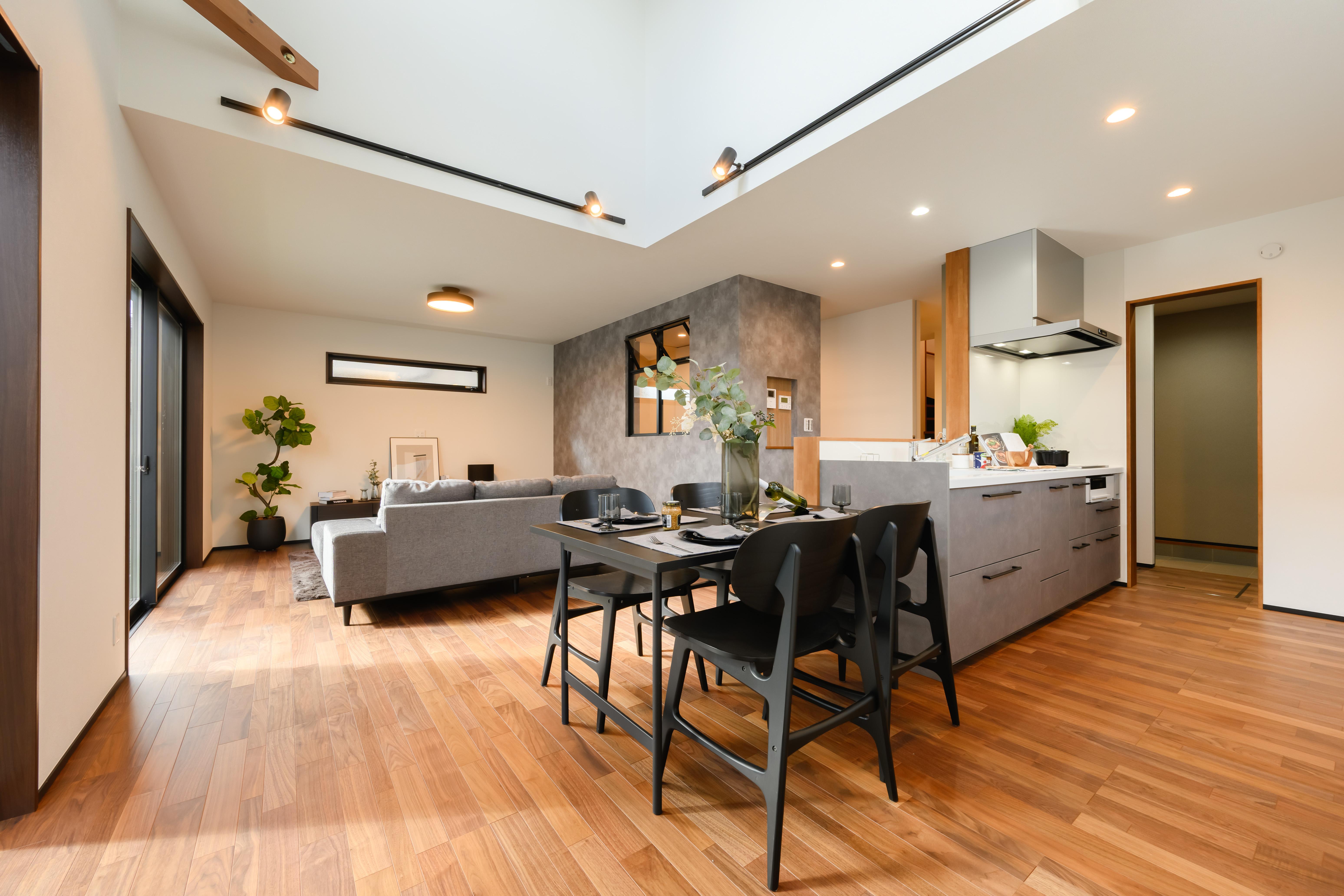 吹き抜けの光が包む、上質な家族の邸宅 | CLAS