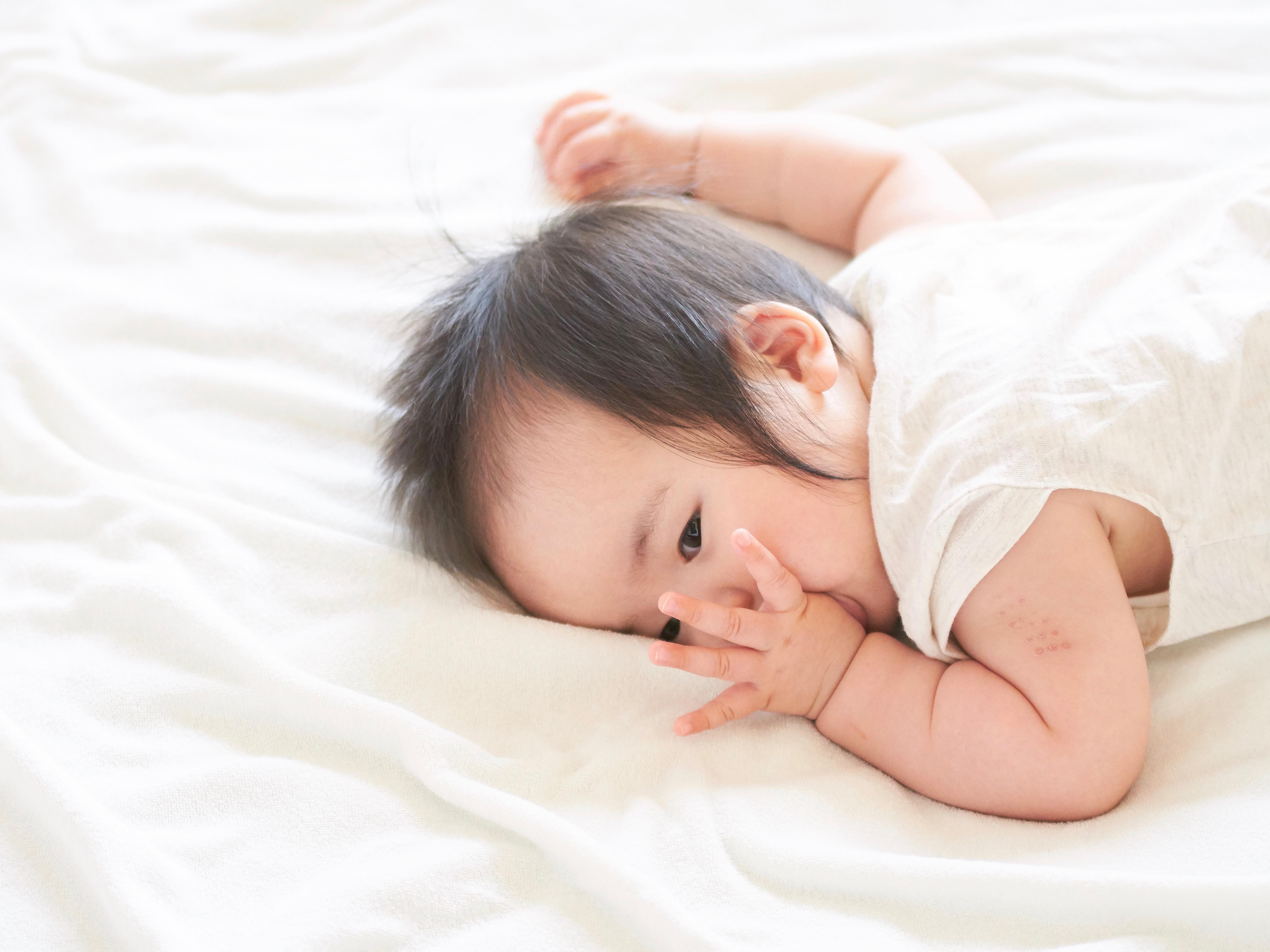 生後3ヶ月〜4ヶ月で指しゃぶりを始めたら哺乳瓶の消毒を見直すサイン