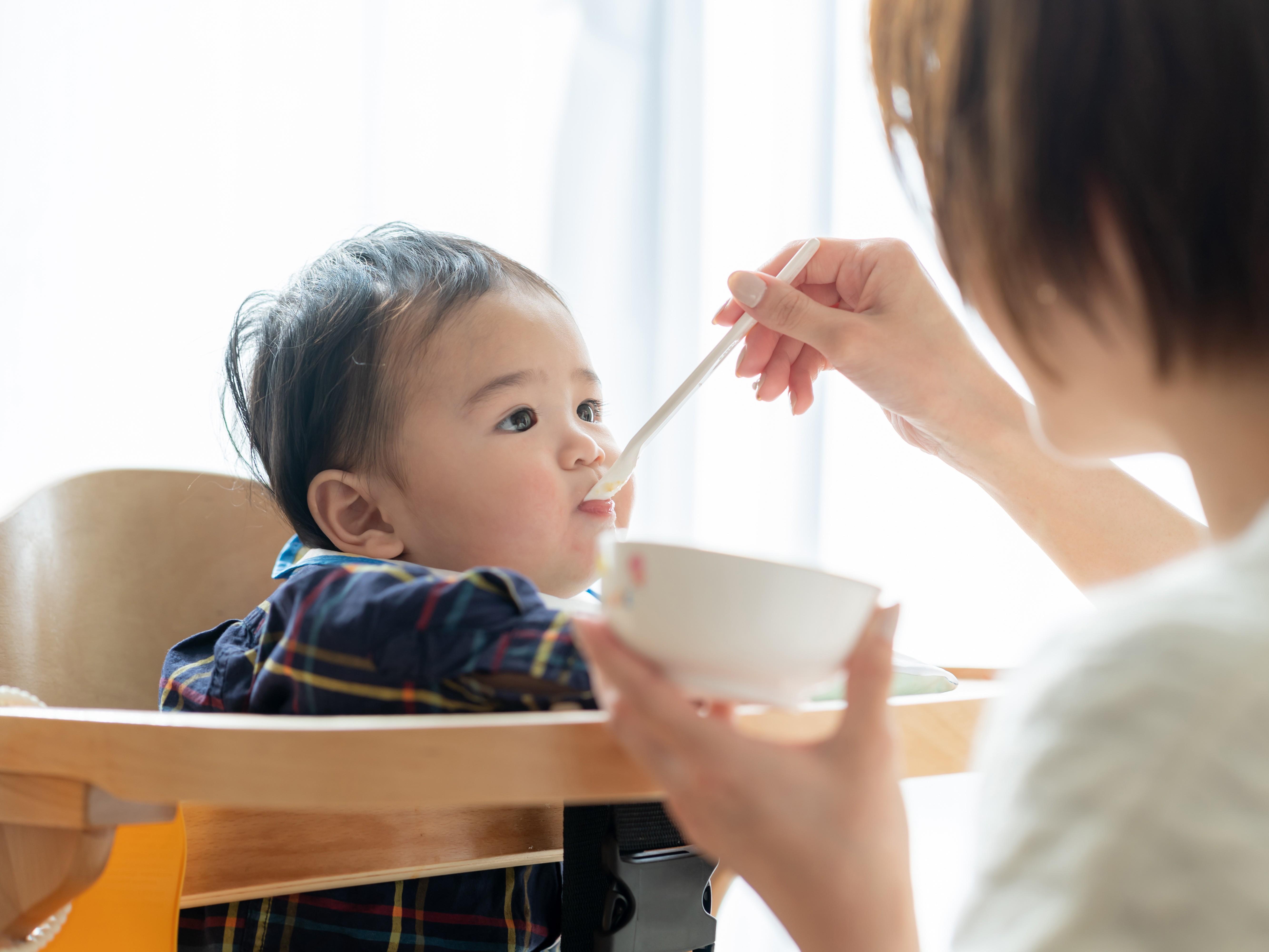 生後5ヶ月〜6ヶ月で離乳食開始と共に哺乳瓶の消毒を卒業する家庭が多数