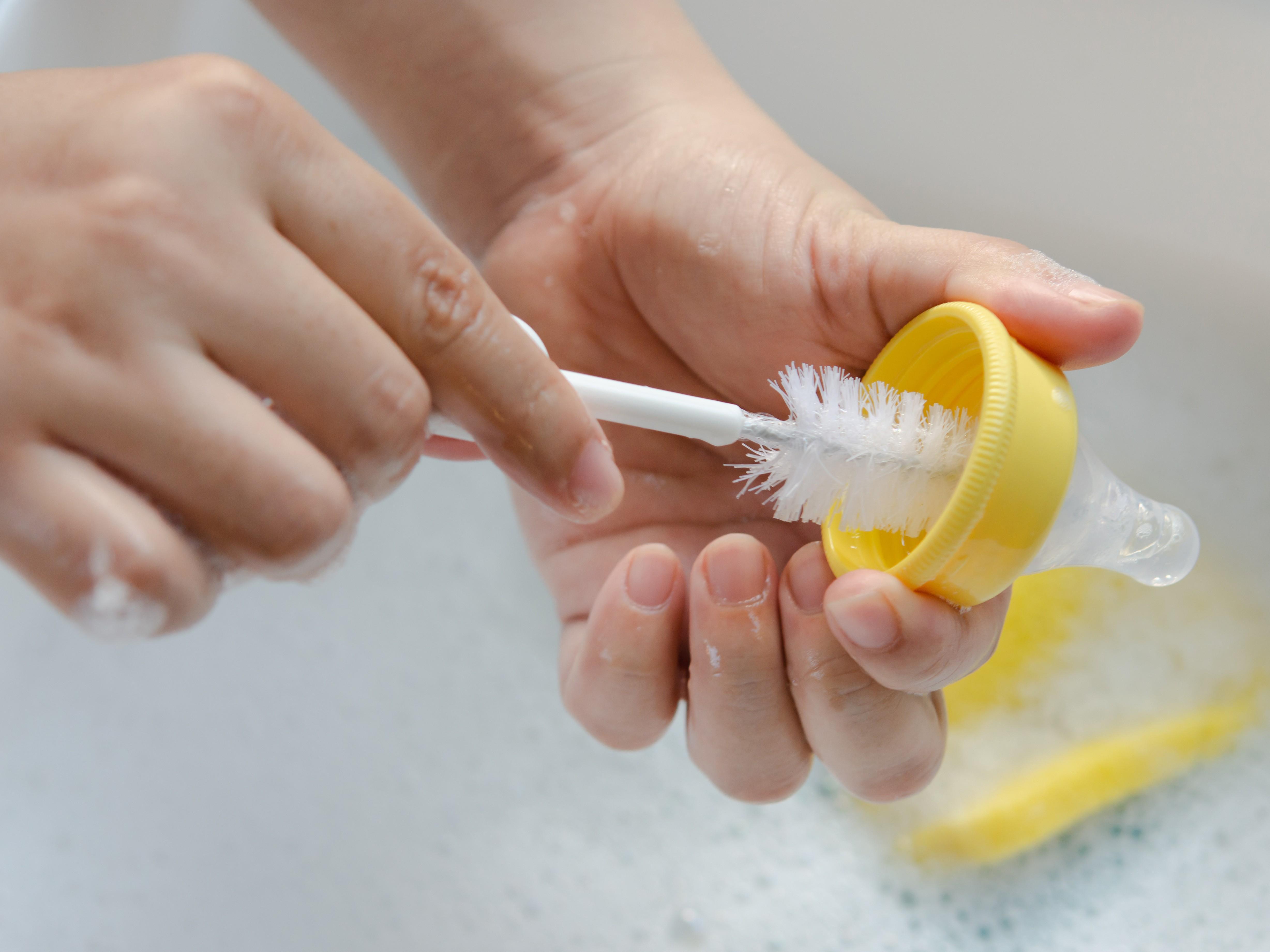 哺乳瓶の汚れは洗剤と専用ブラシで汚れを物理的に落とす