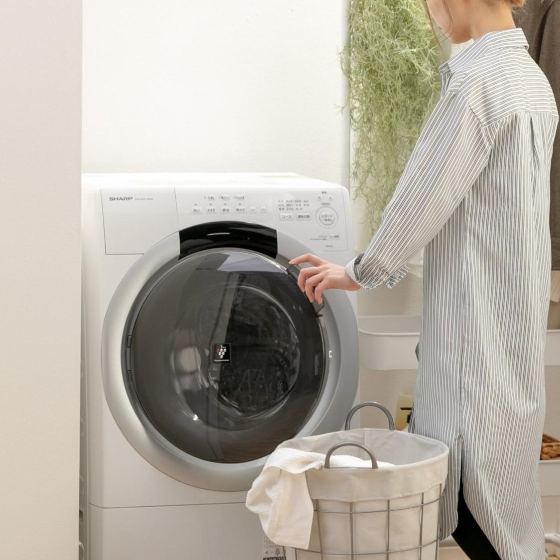 月額使用料が安い家電のレンタル・サブスクでドラム式洗濯機を借りた女性