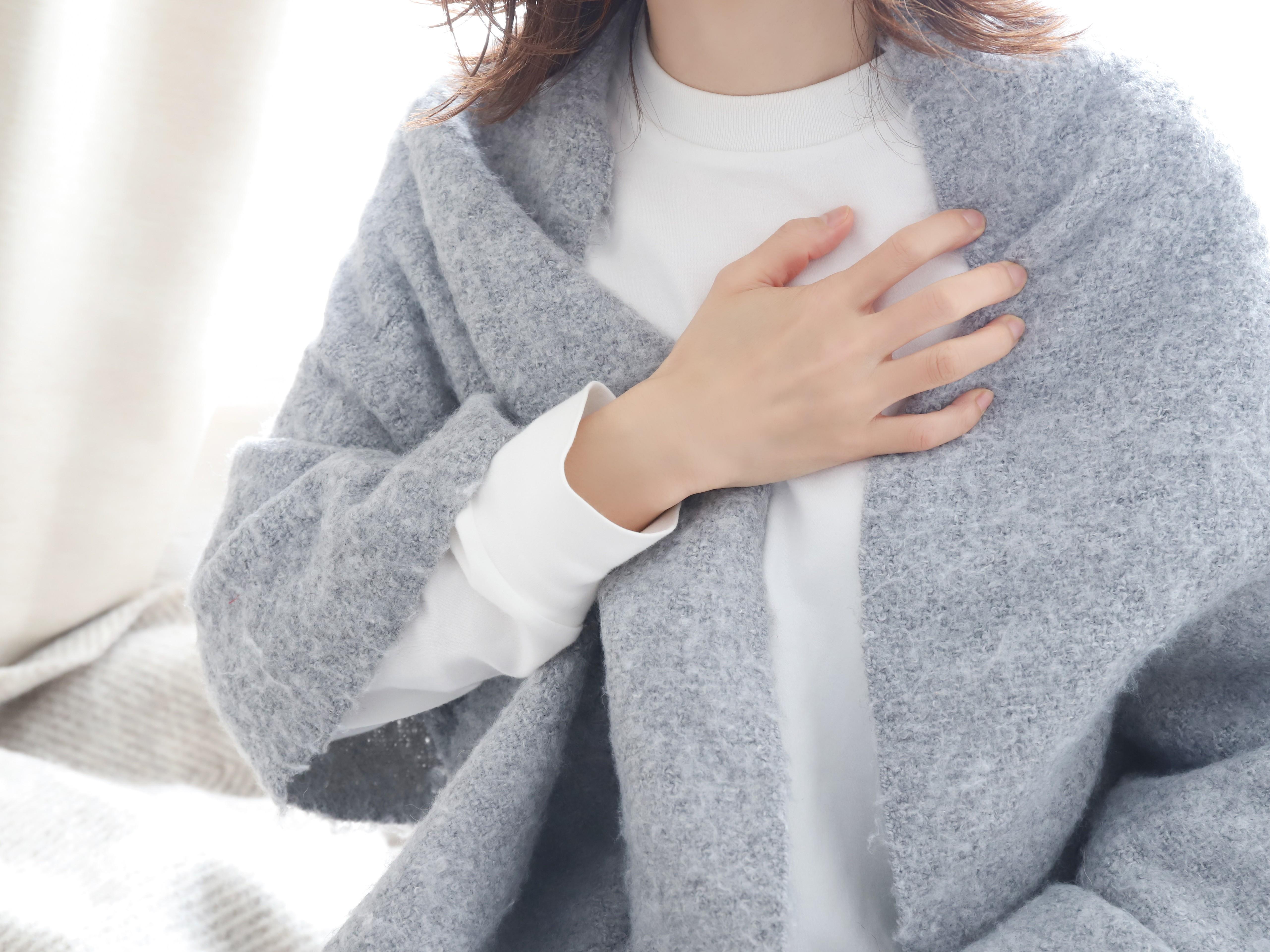 産後、胸が張って痛い女性