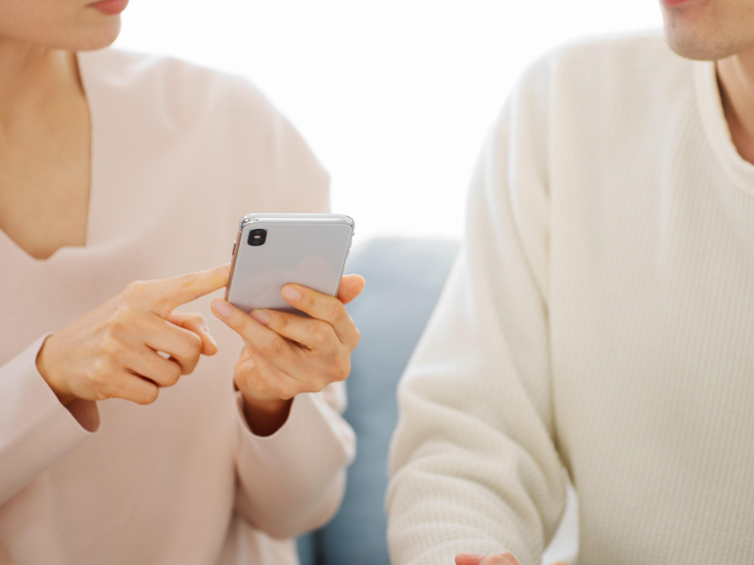 搾乳機の購入を検討する夫婦