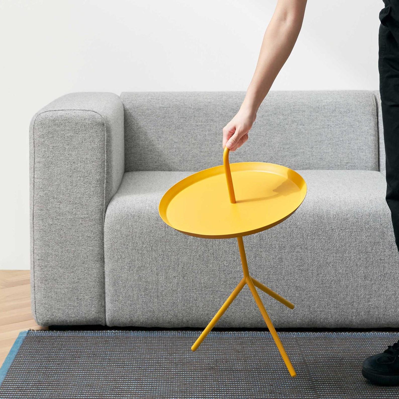 家具のレンタル・サブスクCLASでHAY(ヘイ)の家具を部屋に置いて試す様子